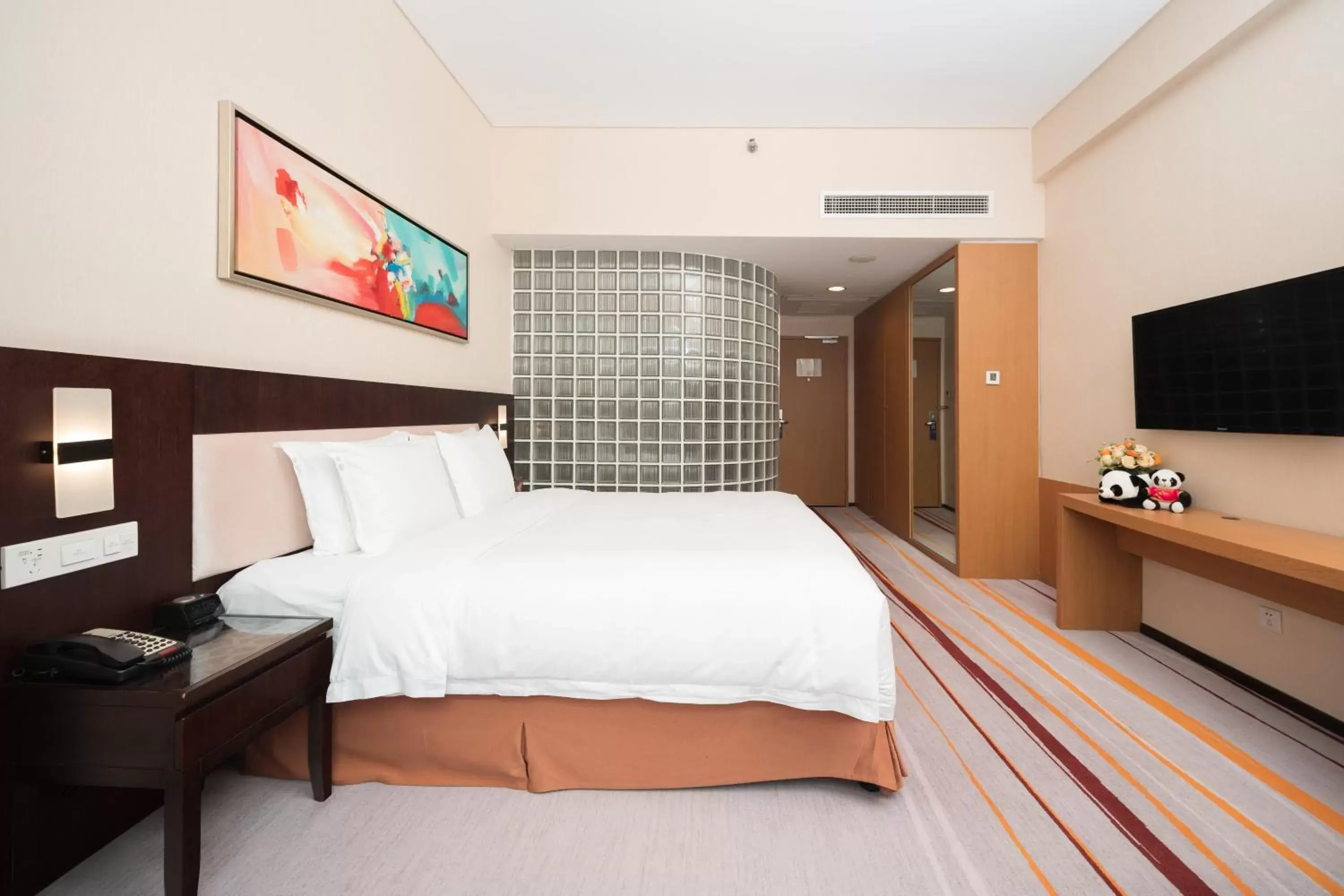 Photo of the whole room, Bed in Holiday Inn Express Gulou Chengdu, an IHG Hotel