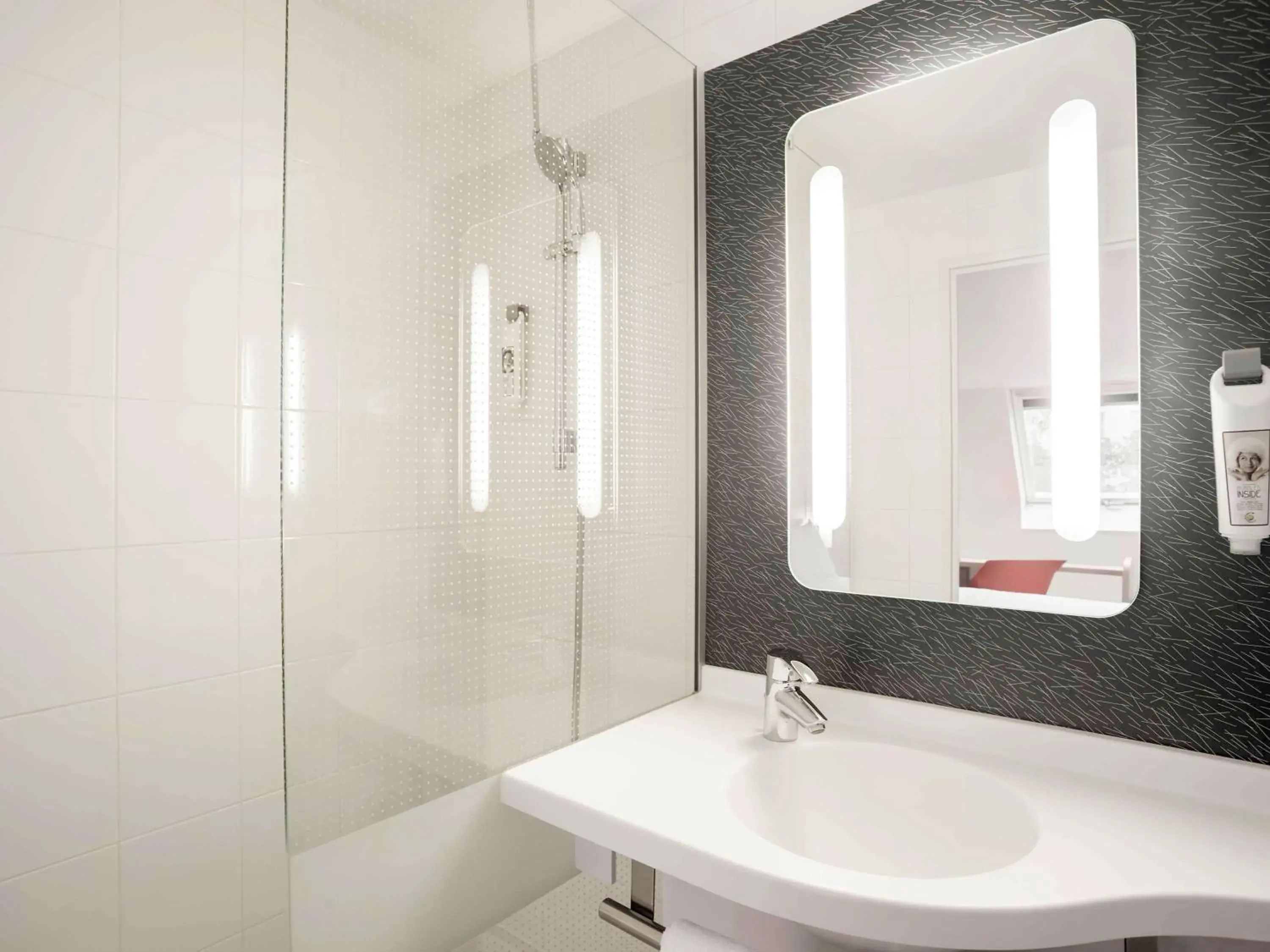 Photo of the whole room, Bathroom in ibis Maine Montparnasse