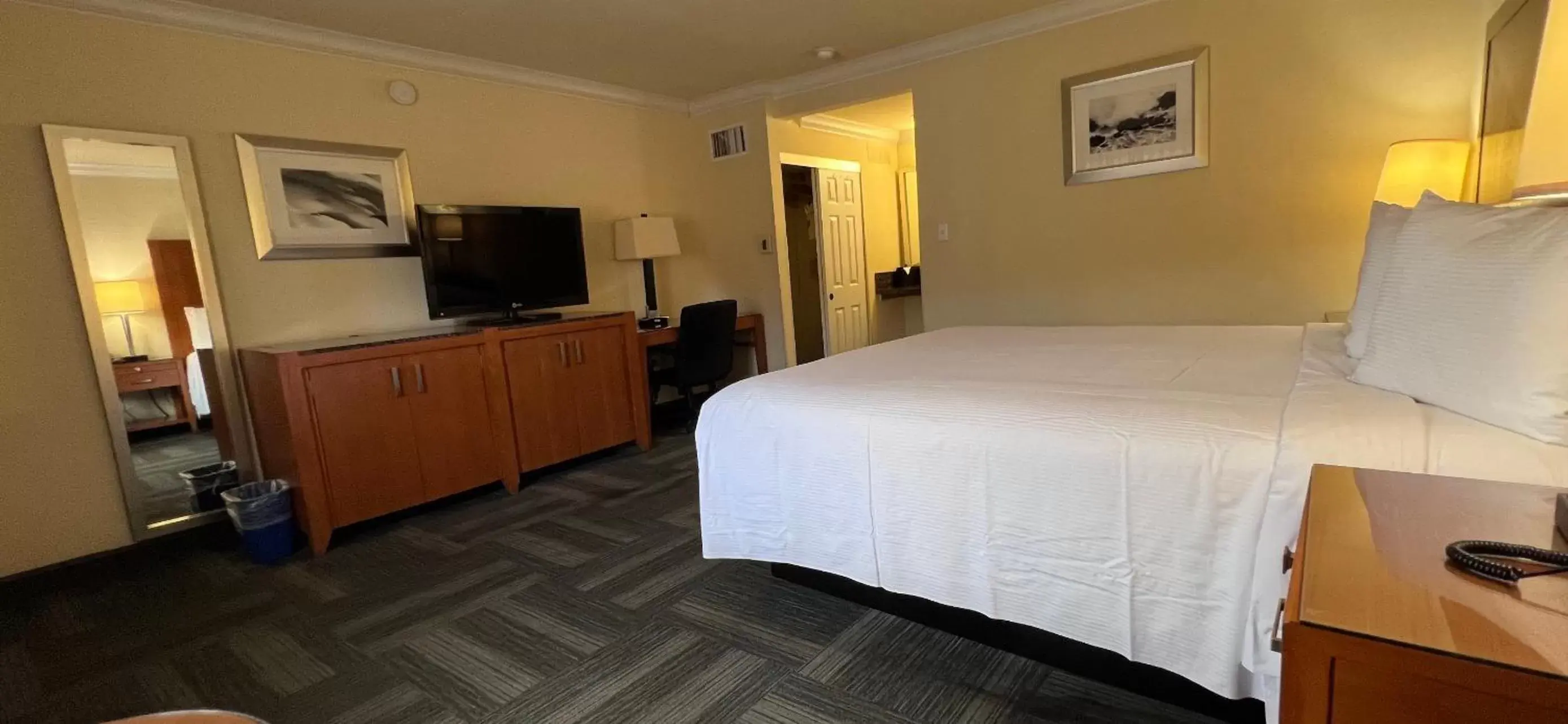 Bedroom, Bed in Inn at San Luis Obispo