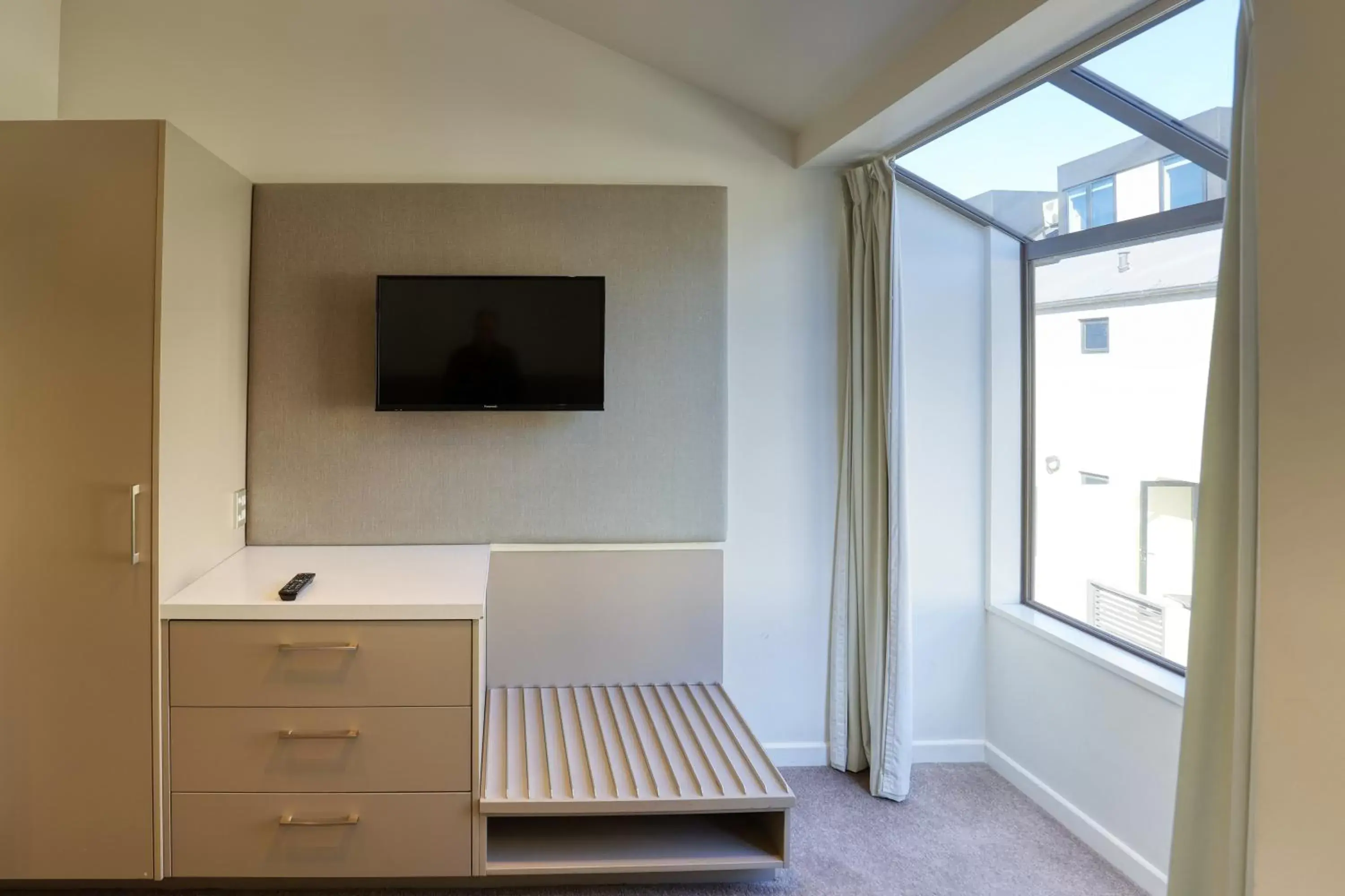 Bedroom, TV/Entertainment Center in Garden Court Suites & Apartments