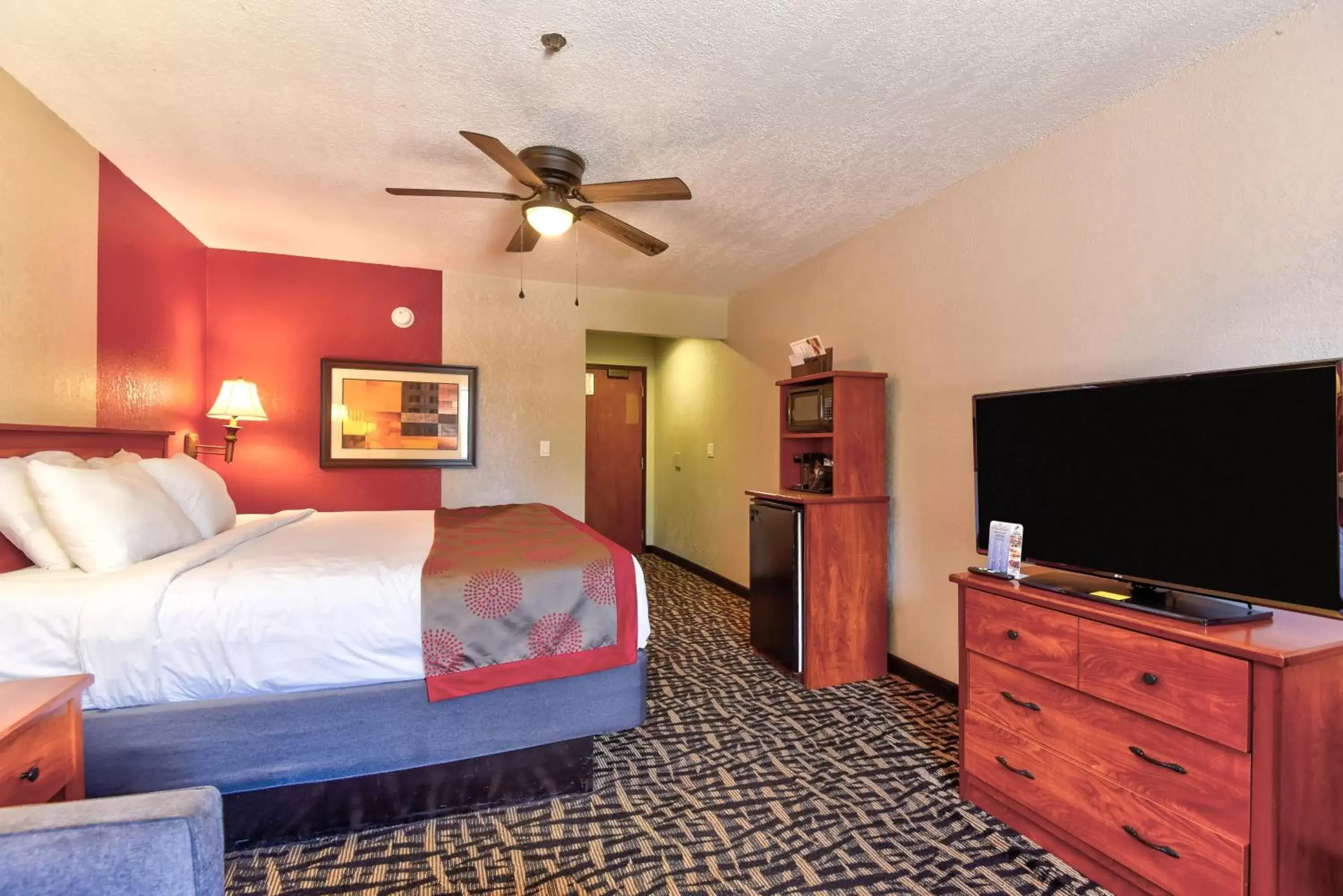 TV and multimedia, Bed in Ramada by Wyndham Oklahoma City Airport North