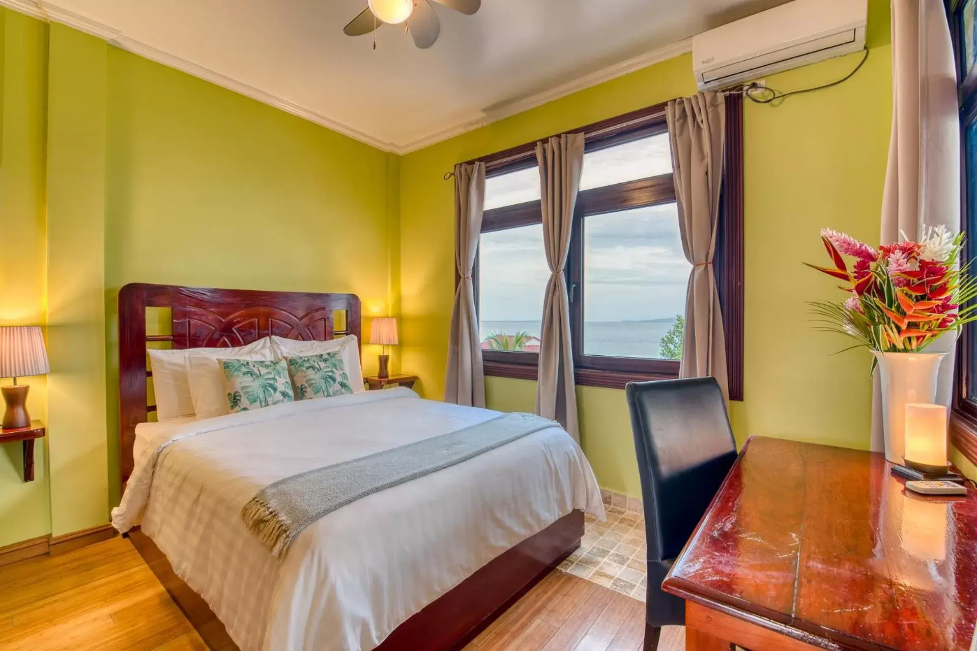 Deluxe Queen Suite in Hotel Palma Royale Deluxe Queen Suite in Hotel Palma Royale