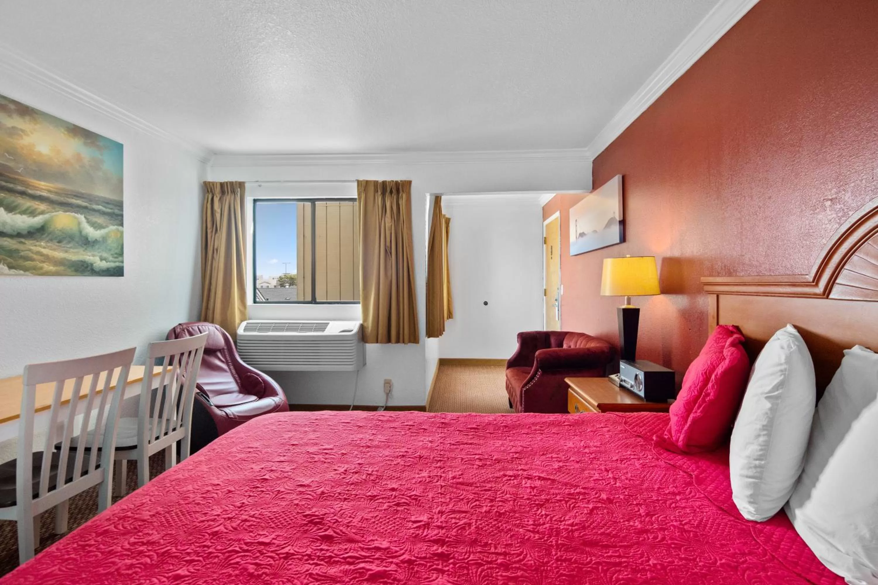 Photo of the whole room, Bed in Americana Inn Motel