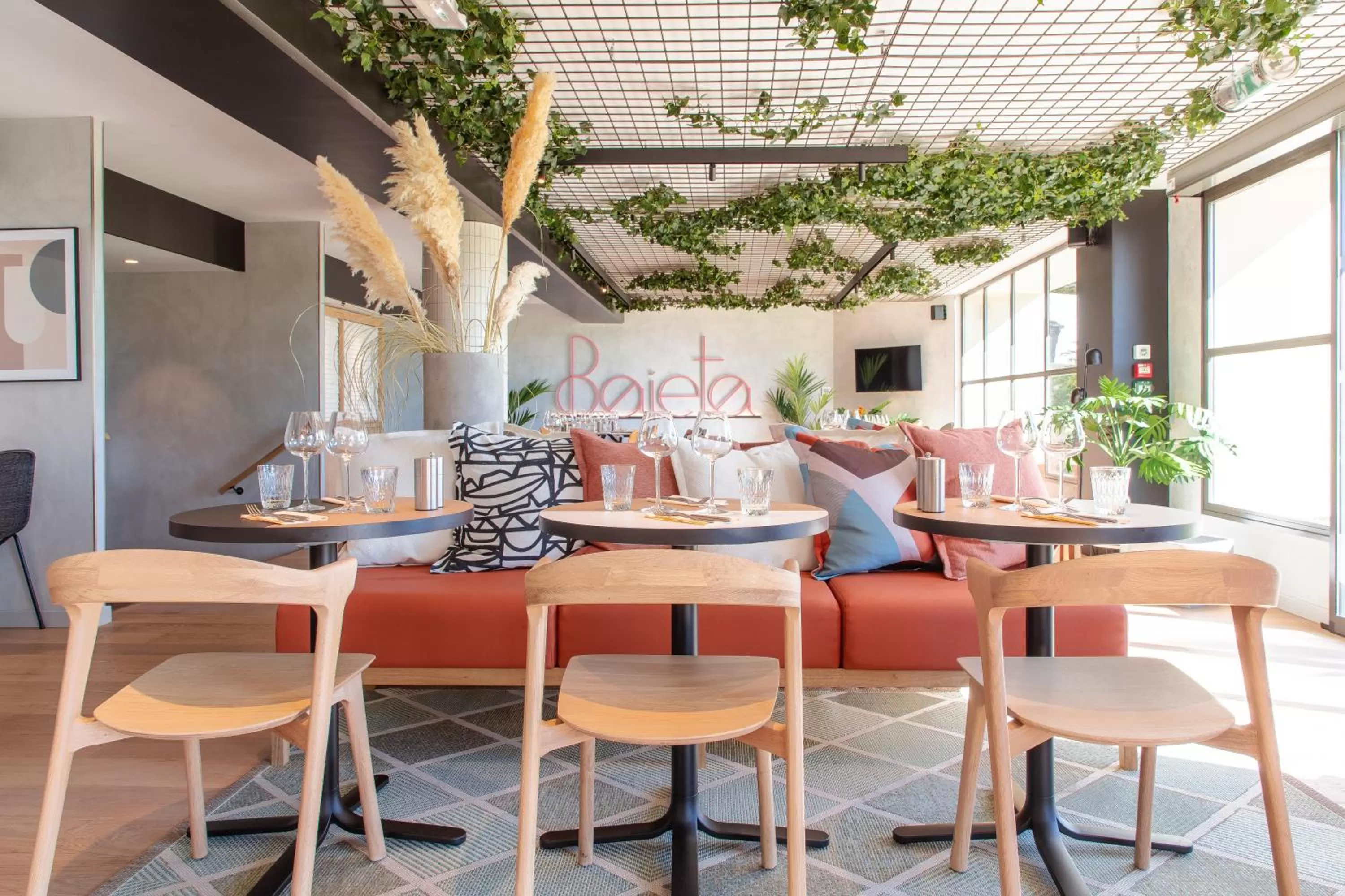 Restaurant/places to eat in ibis Nice Aéroport Promenade des Anglais