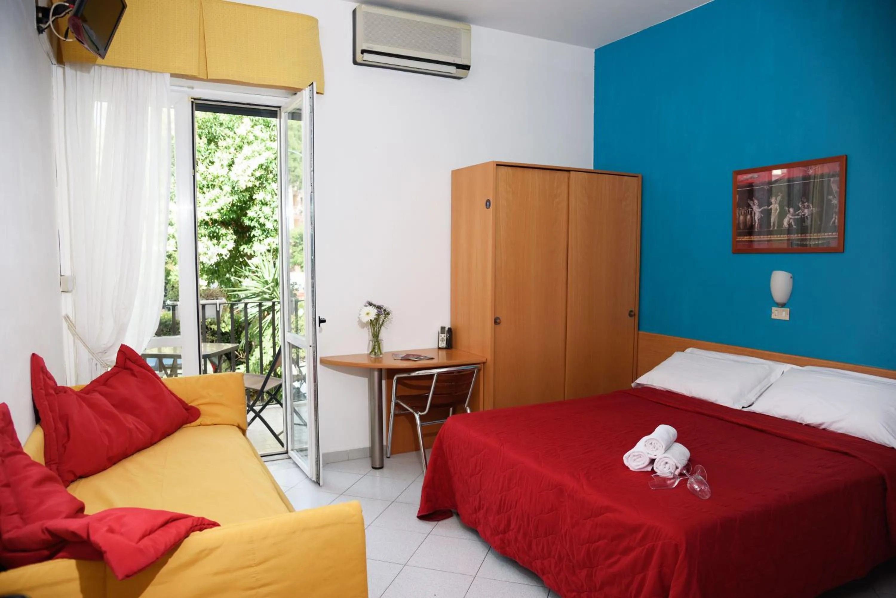 Photo of the whole room, Bed in Hotel Calypso