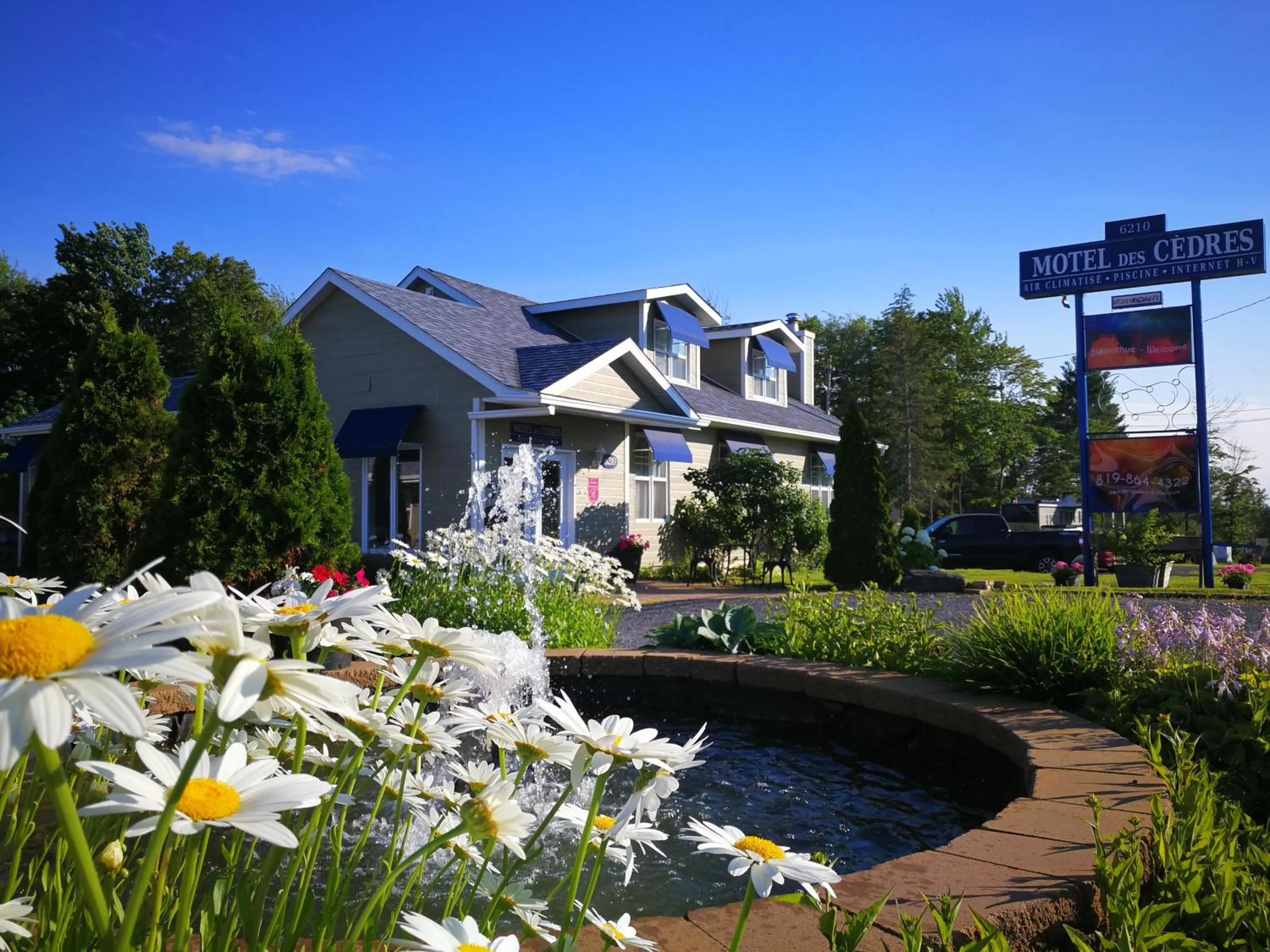 Facade/entrance in Motel des Cèdres