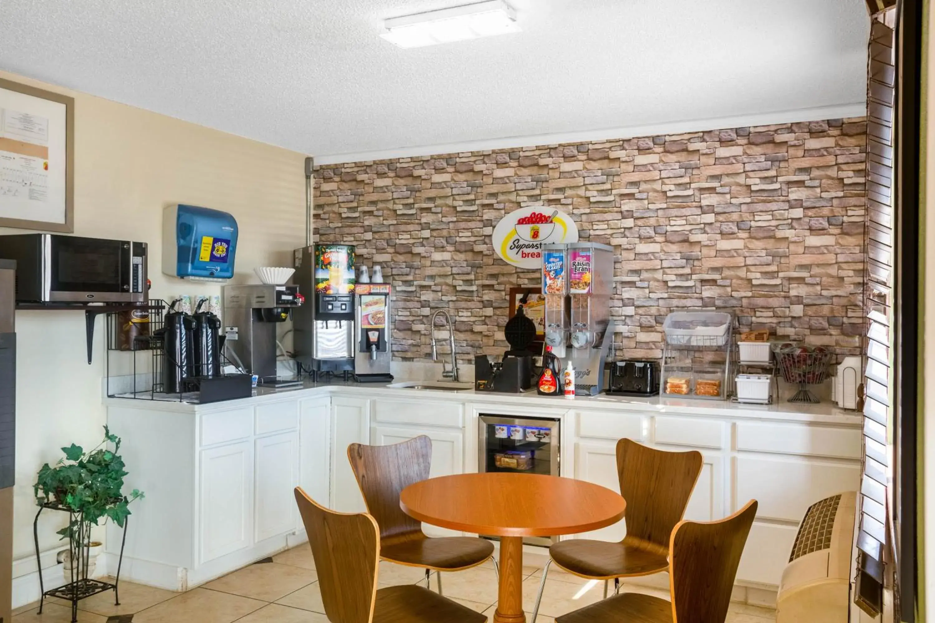 Restaurant/places to eat in Super 8 by Wyndham El Dorado Restaurant/places to eat in Super 8 by Wyndham El Dorado