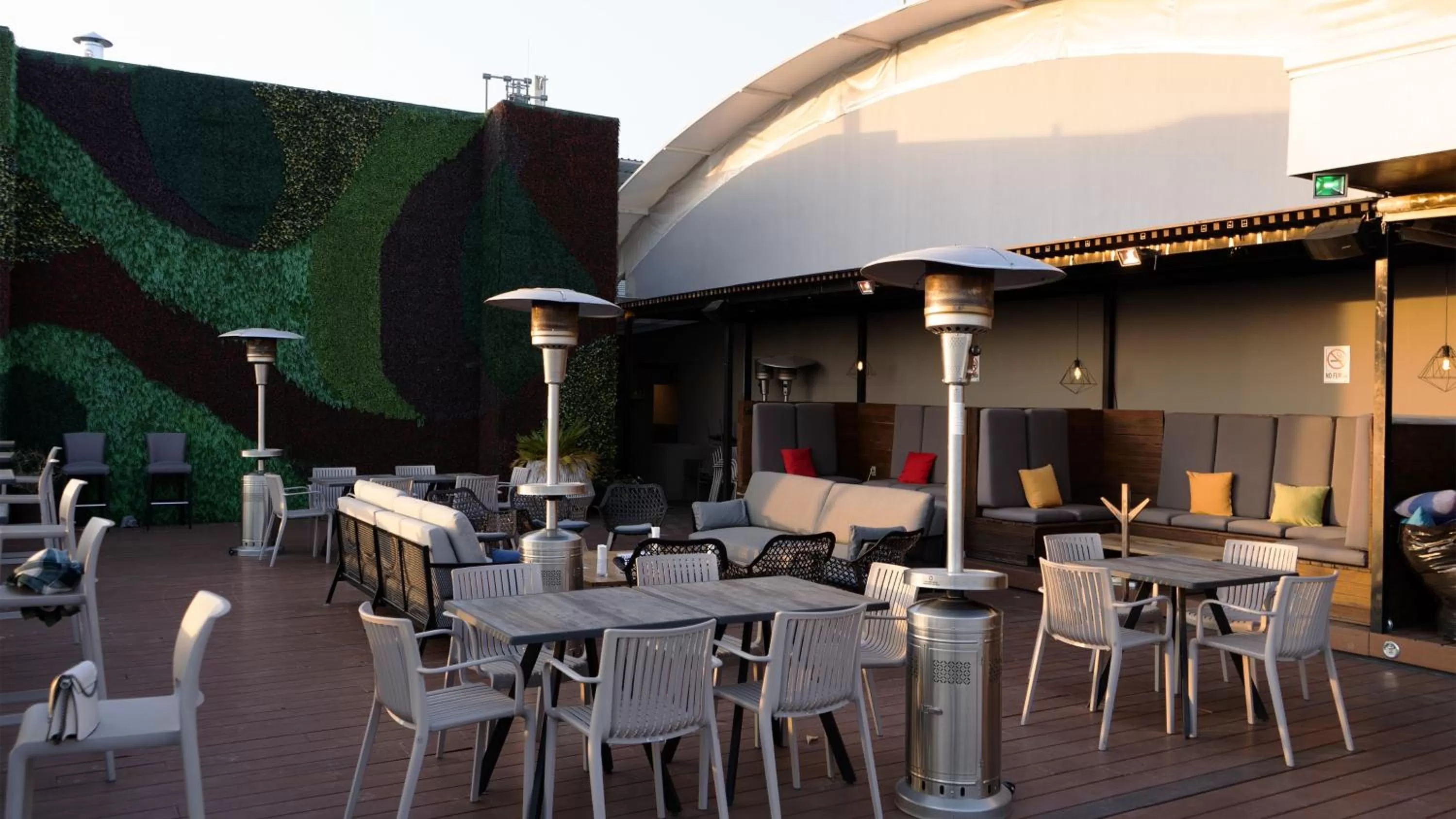 Lounge or bar in Hotel Indigo Guadalajara Expo by IHG