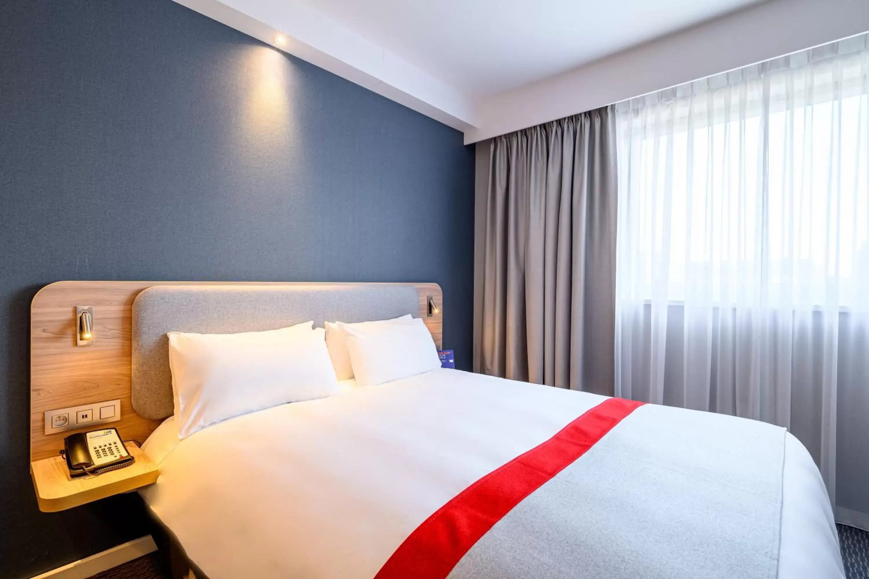 Photo of the whole room, Bed in Holiday Inn Express Mechelen City Centre, an IHG Hotel