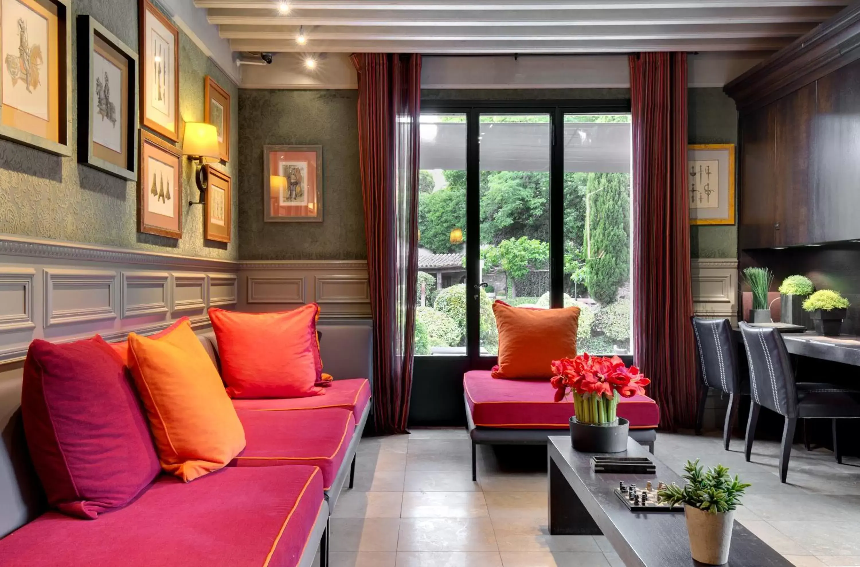 Living room, Seating Area in Hôtel Montmorency & Spa