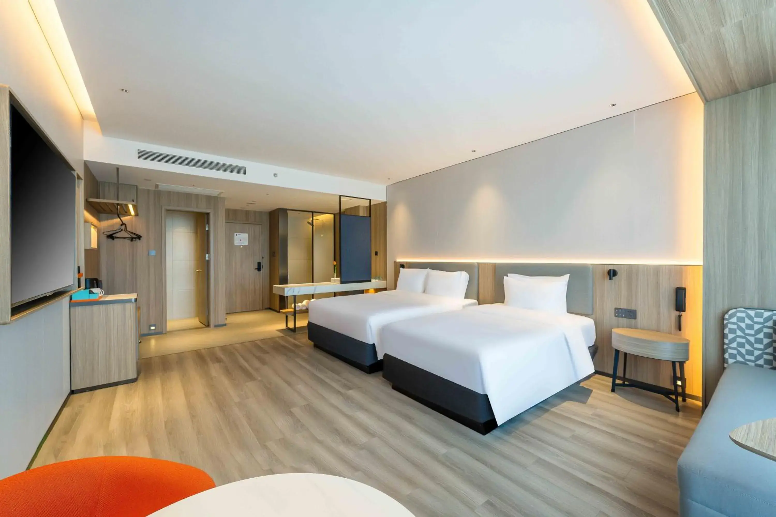 Photo of the whole room, Bed in Holiday Inn Express Hangzhou Airport, an IHG Hotel