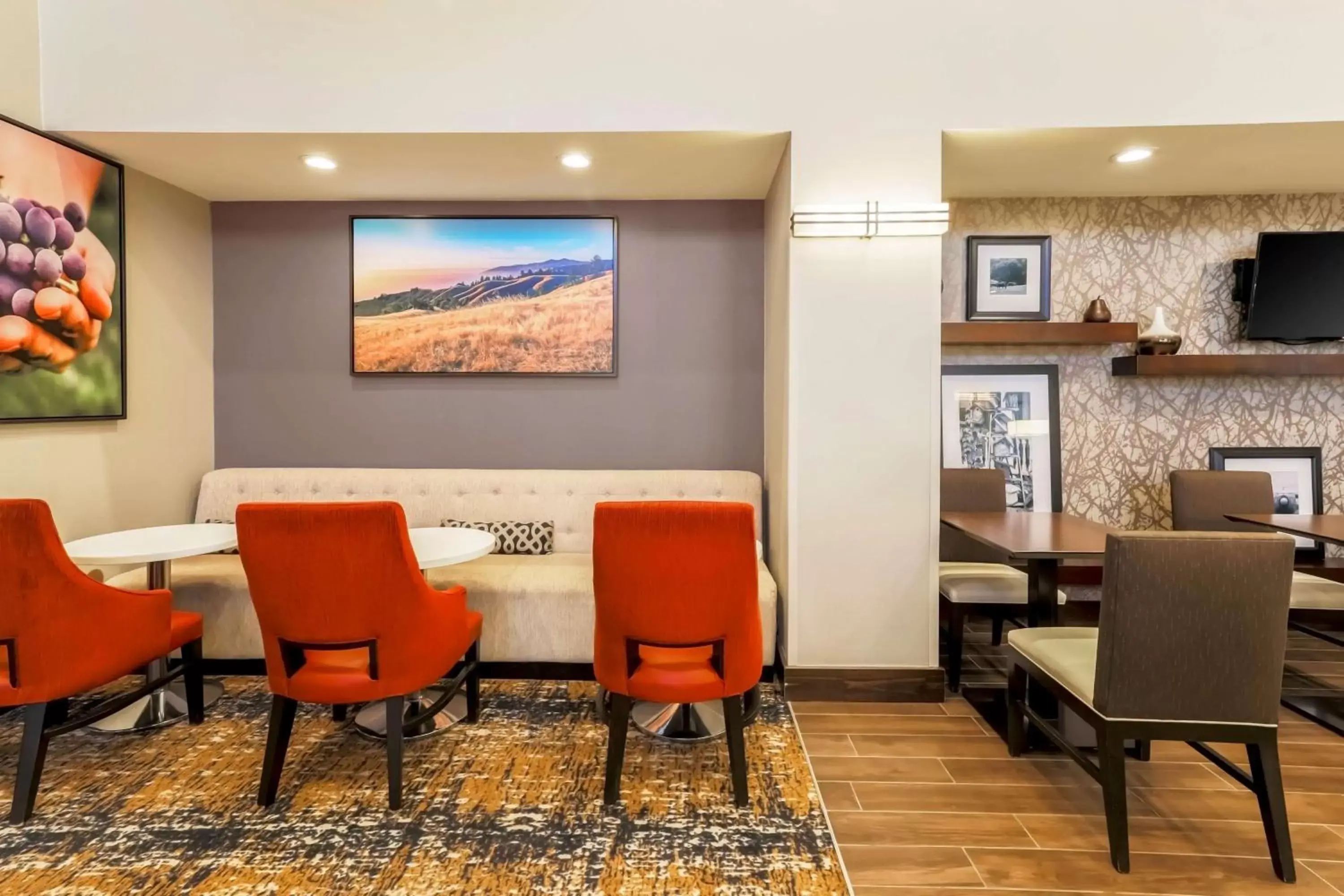 Lobby or reception in Hampton Inn & Suites Windsor-Sonoma Wine Country Lobby or reception in Hampton Inn & Suites Windsor-Sonoma Wine Country
