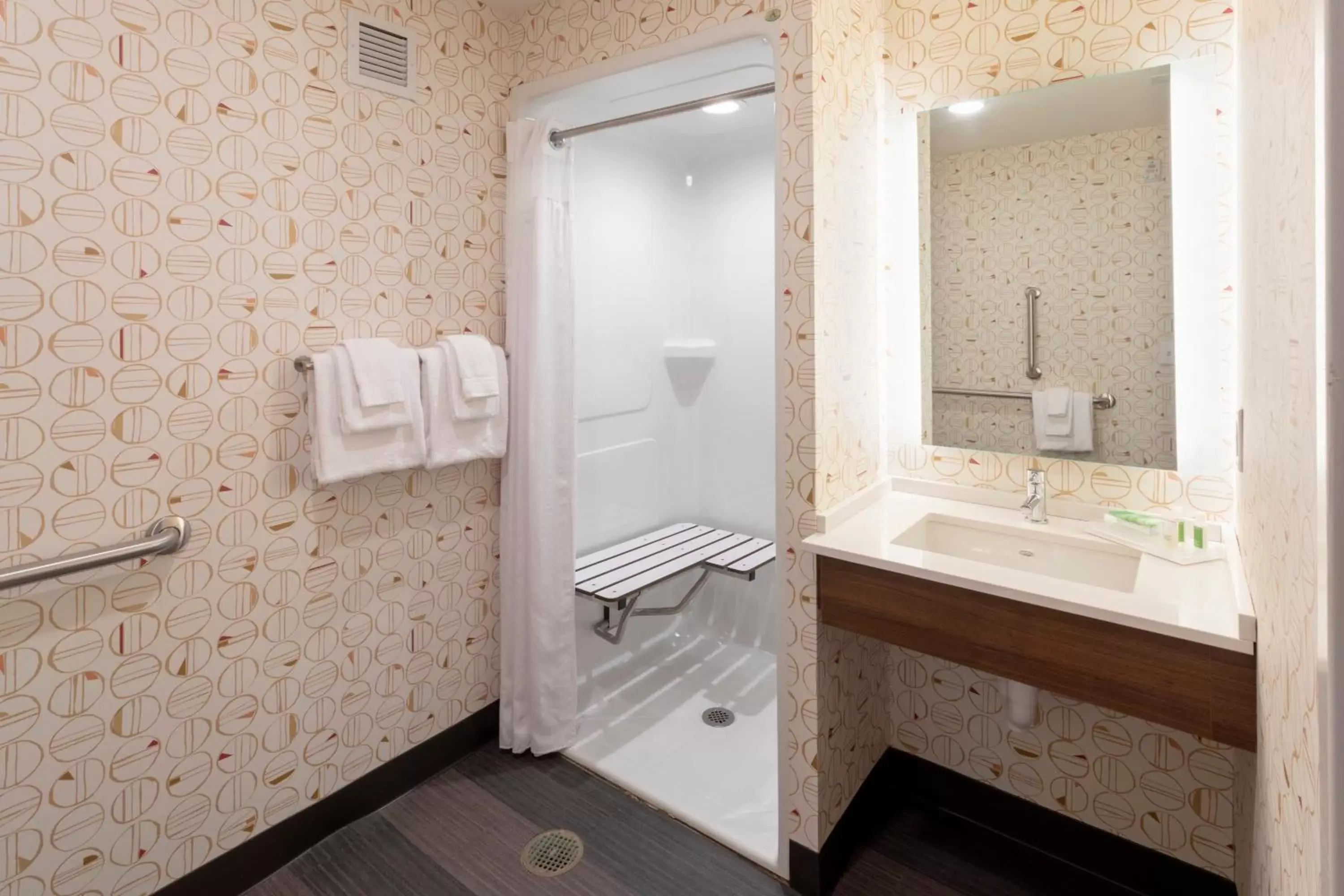 Bedroom, Bathroom in Holiday Inn Marquette, an IHG Hotel
