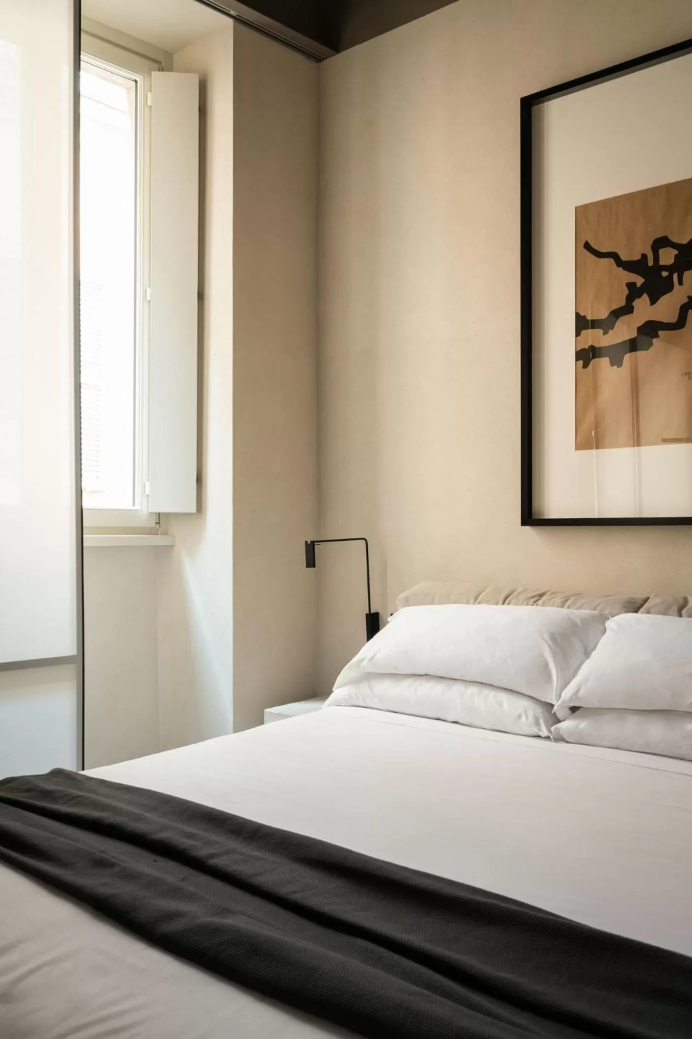 Photo of the whole room, Bed in Hotel Scenario