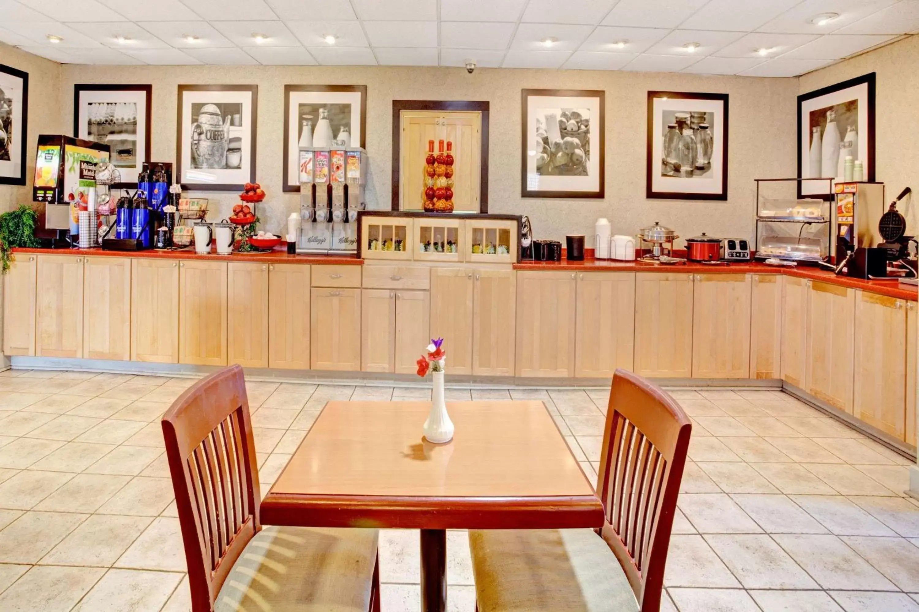 Restaurant/Places to Eat in Ramada by Wyndham West Memphis