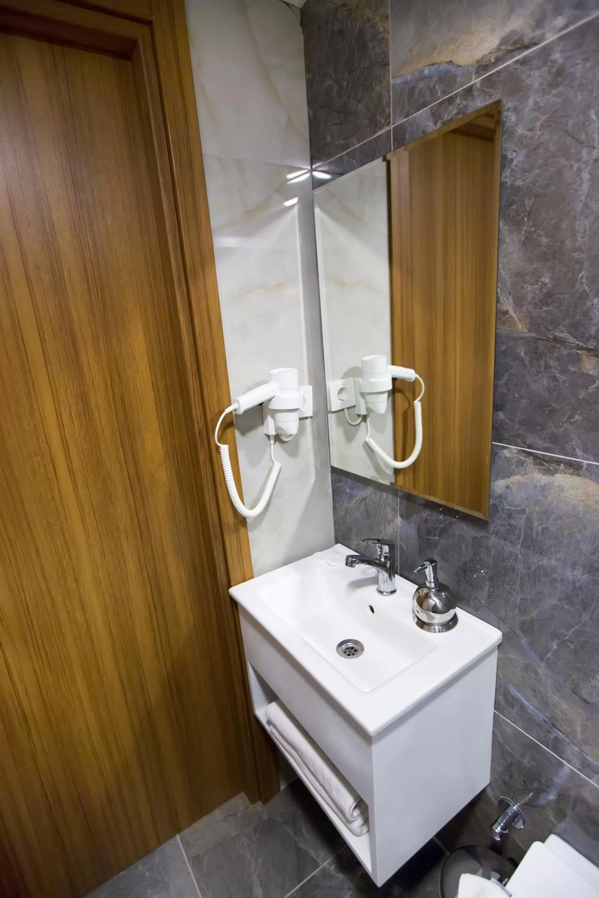 Shower in Golden Street Hotel