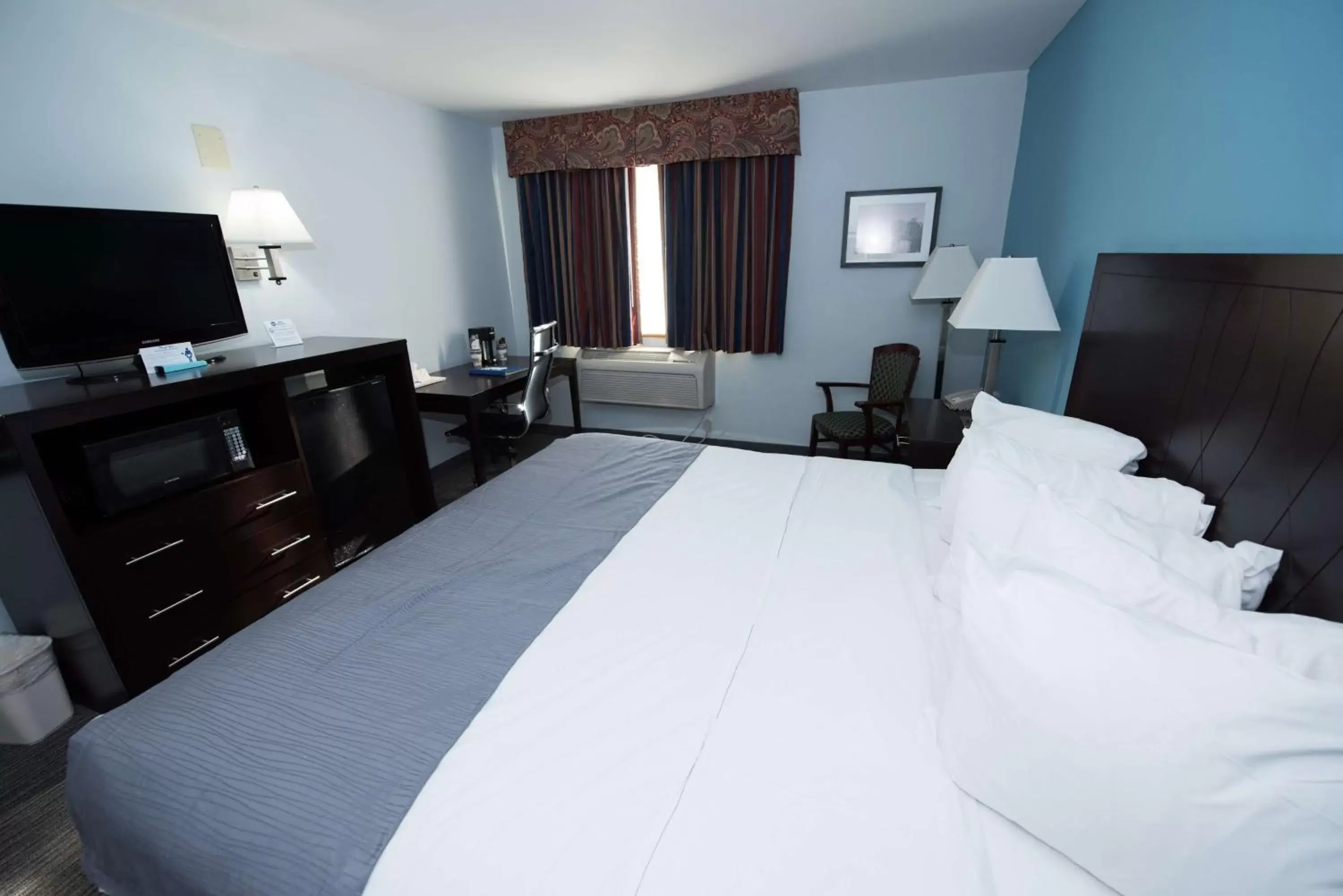 Bed in Best Western New Baltimore Inn