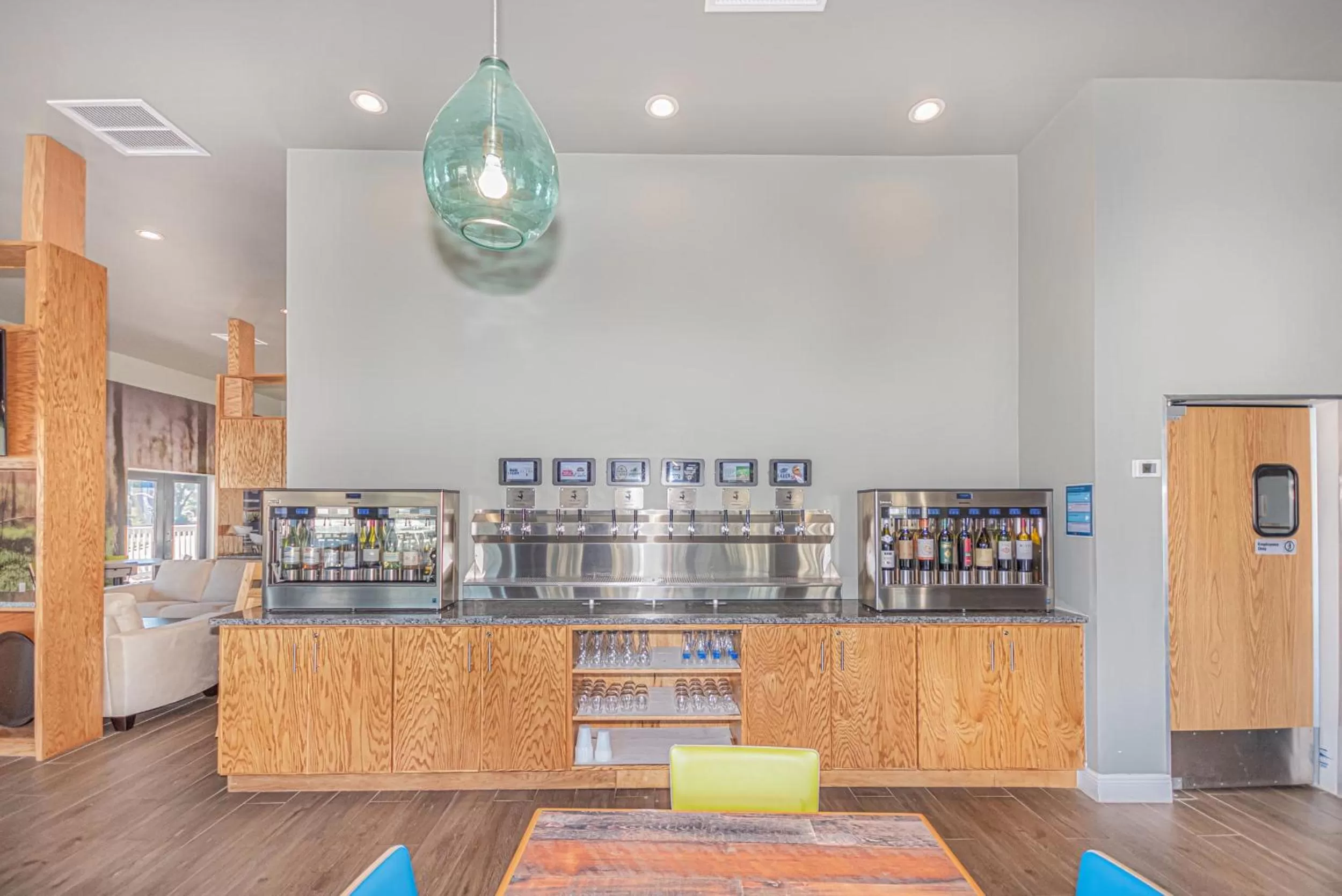 Lounge or bar in Seven Hills Suites Tallahassee