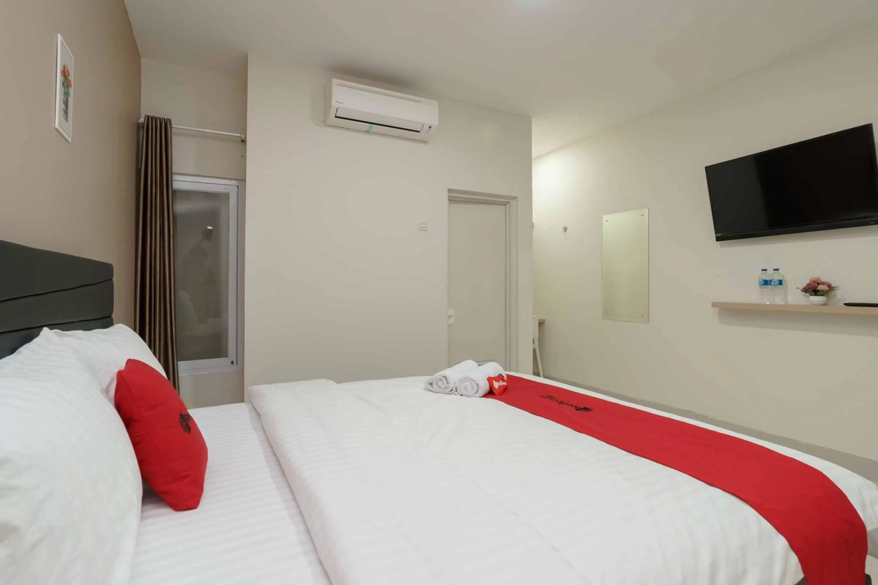 Bed in RedDoorz Plus near Eka Hospital BSD 5