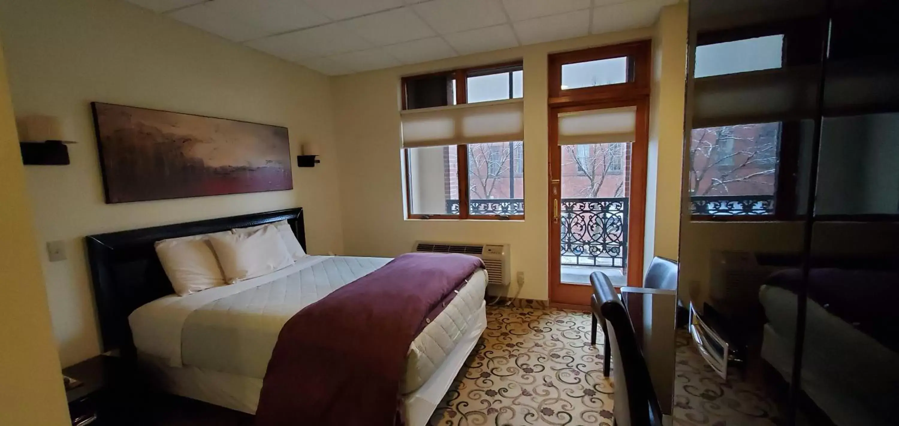 Bedroom in Lowell Inn