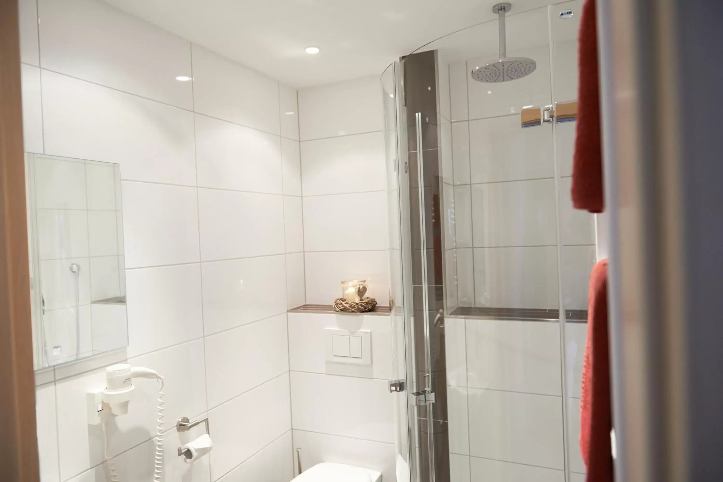 Shower, Bathroom in Hotel & Restaurant Zum Karpfen