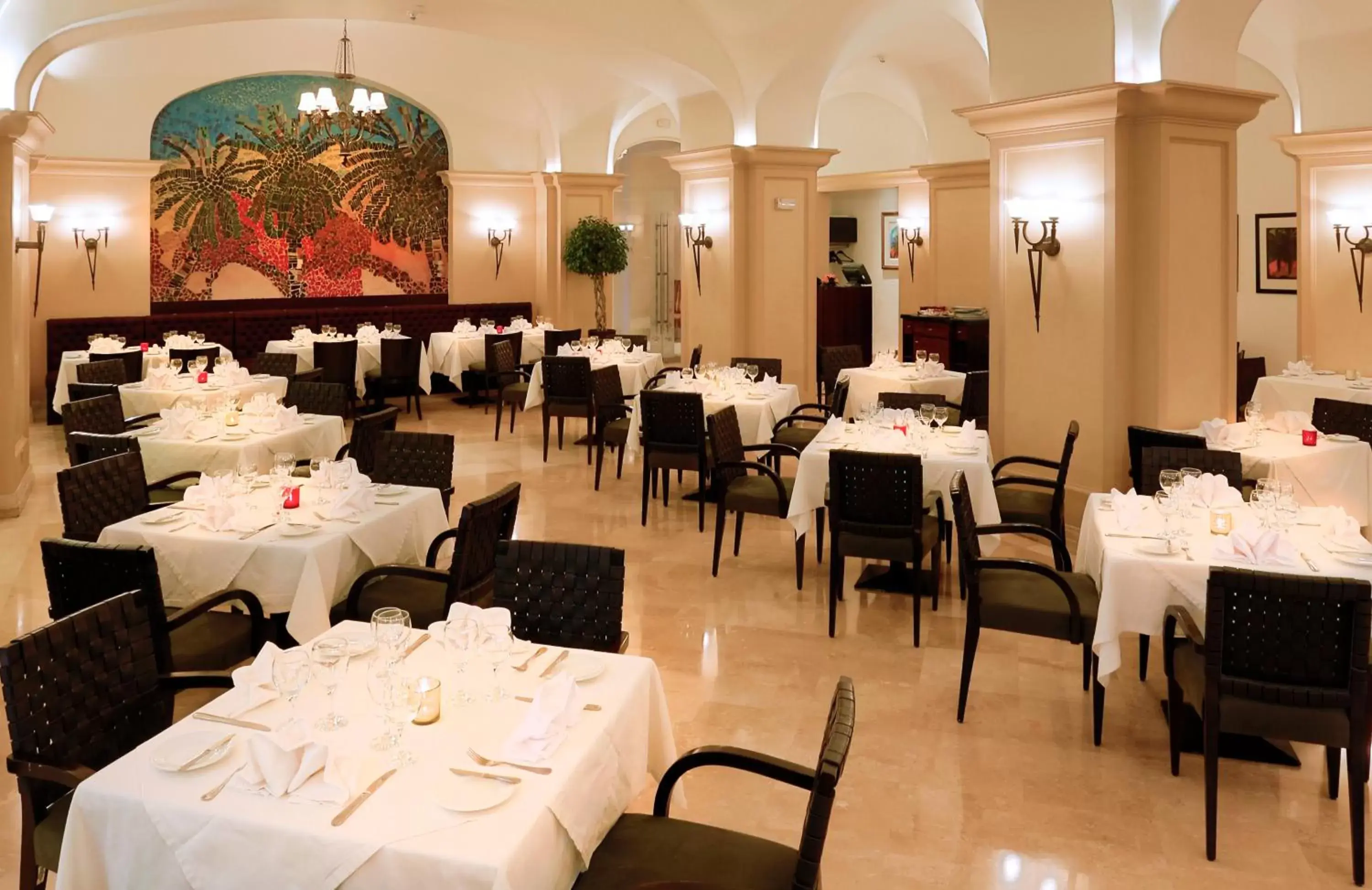 Restaurant/places to eat in L' Amphitrite Palace Beach Resort & Spa Restaurant/places to eat in L' Amphitrite Palace Beach Resort & Spa