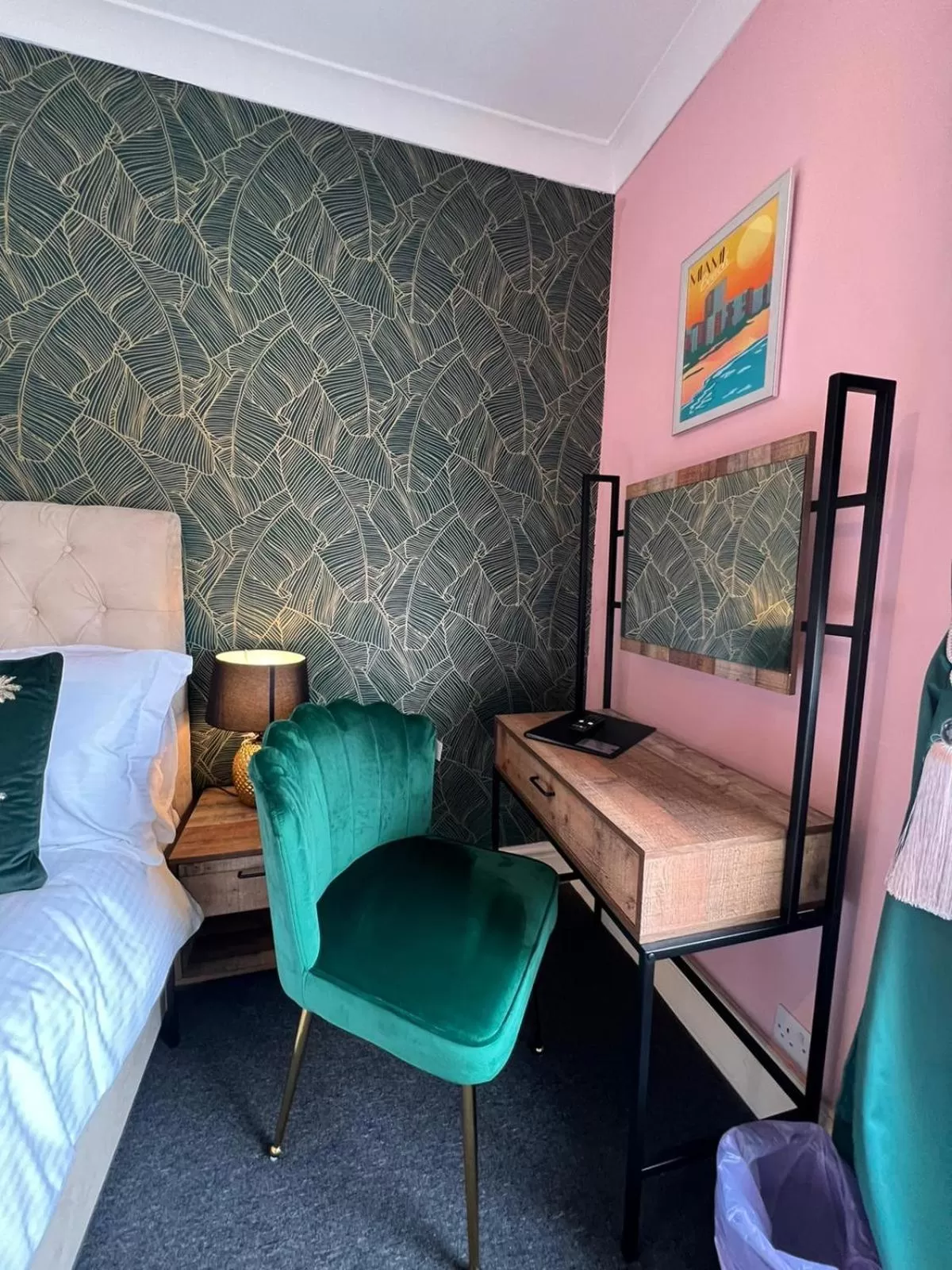 hair dresser, Bed in McGraths Hotel & Public Bar