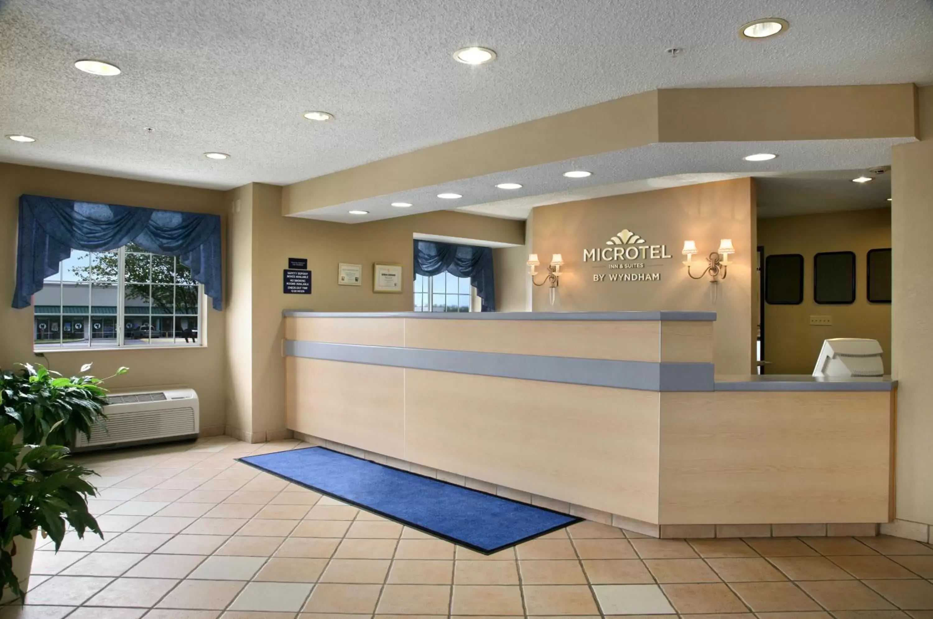 Lobby/Reception in Microtel Inn and Suites Independence