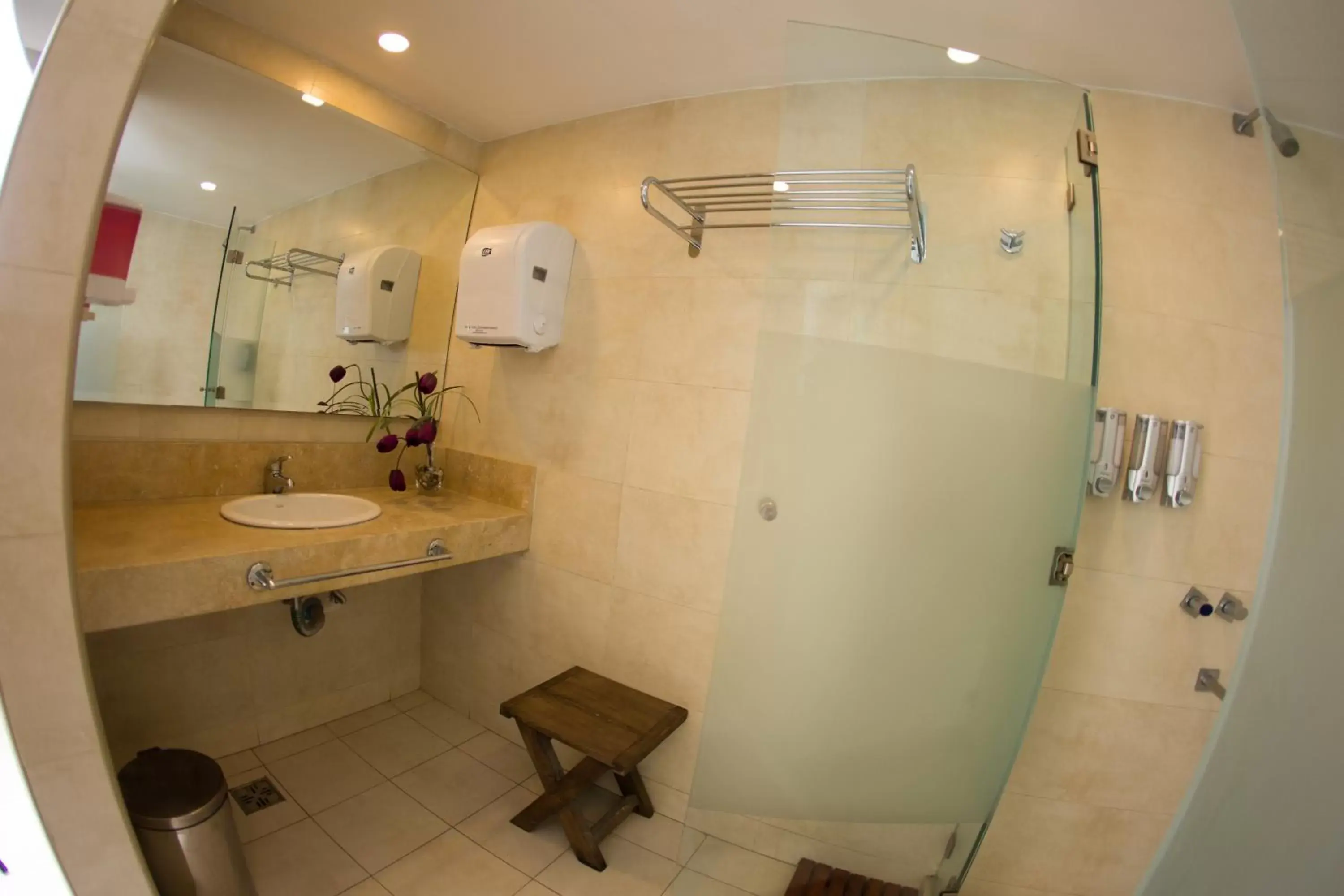 Spa and wellness centre/facilities, Bathroom in Howard Johnson La Cañada Hotel & Suites