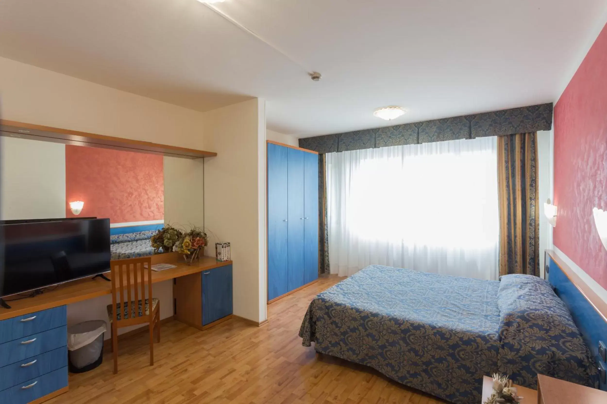 TV and multimedia, Bed in Hotel Airmotel TV and multimedia, Bed in Hotel Airmotel