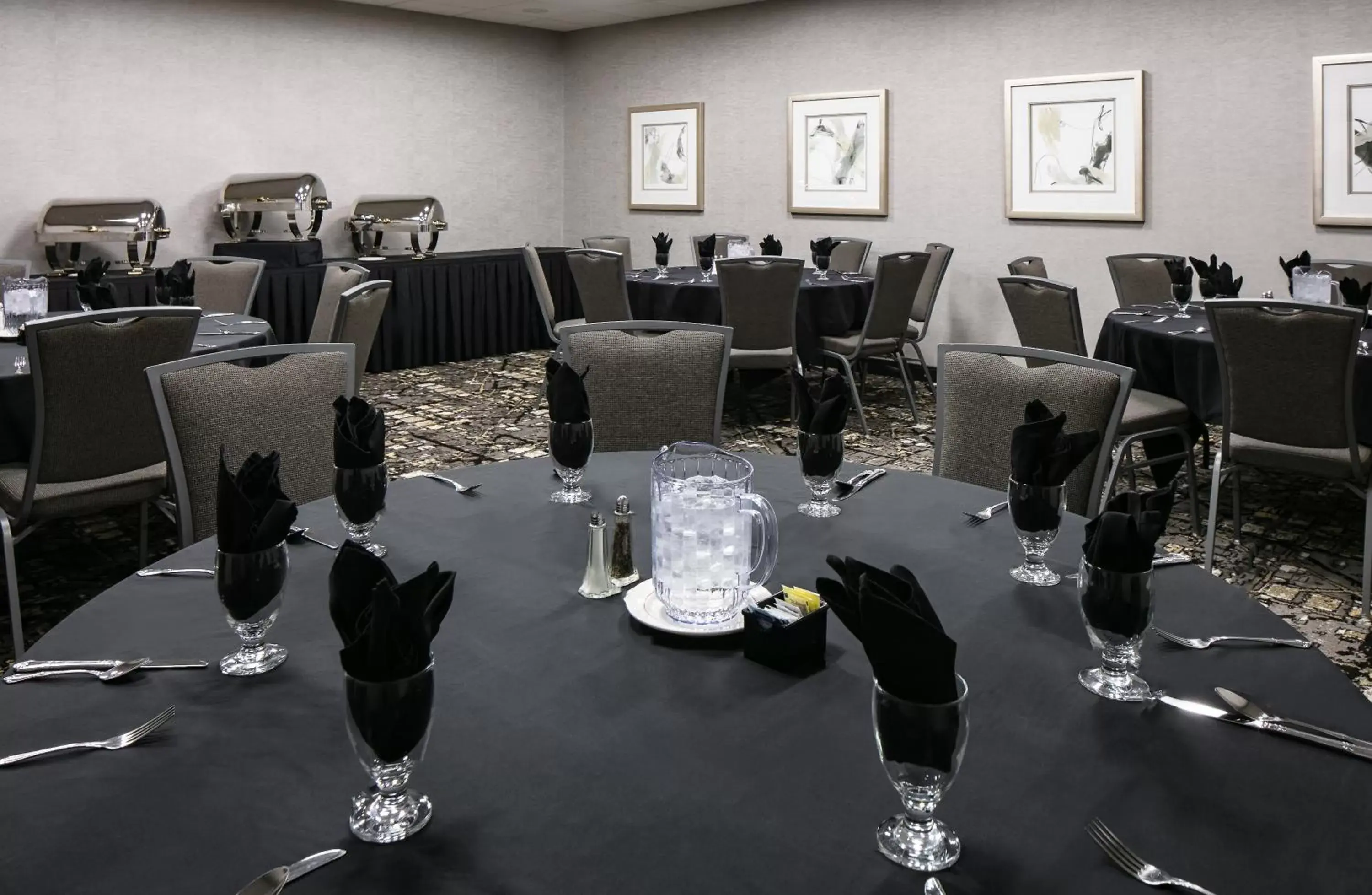 Meeting/conference room, Restaurant/Places to Eat in Holiday Inn Hotel & Suites Des Moines-Northwest, an IHG Hotel