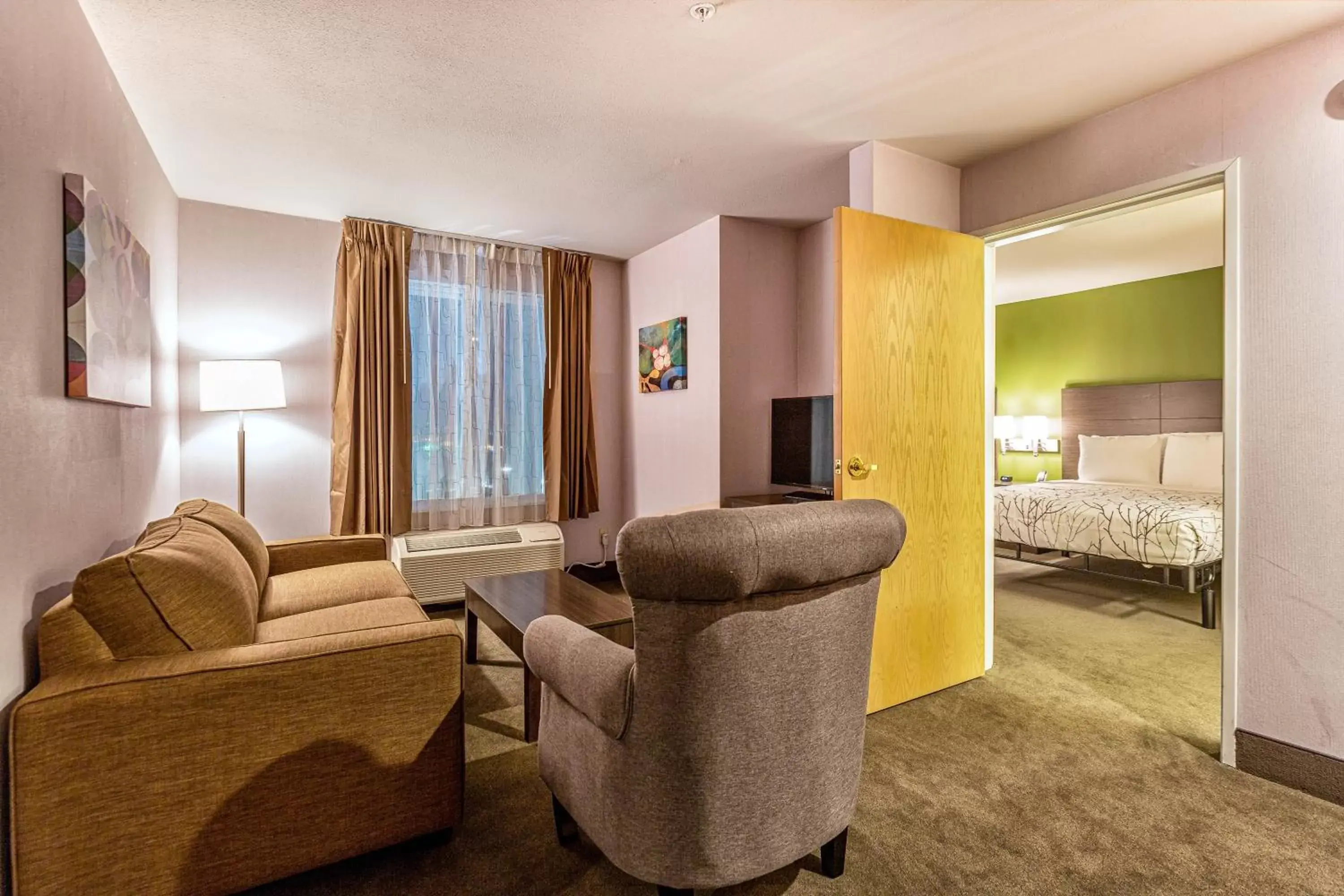 Bed, Seating Area in SureStay Plus Hotel by Best Western SeaTac Airport