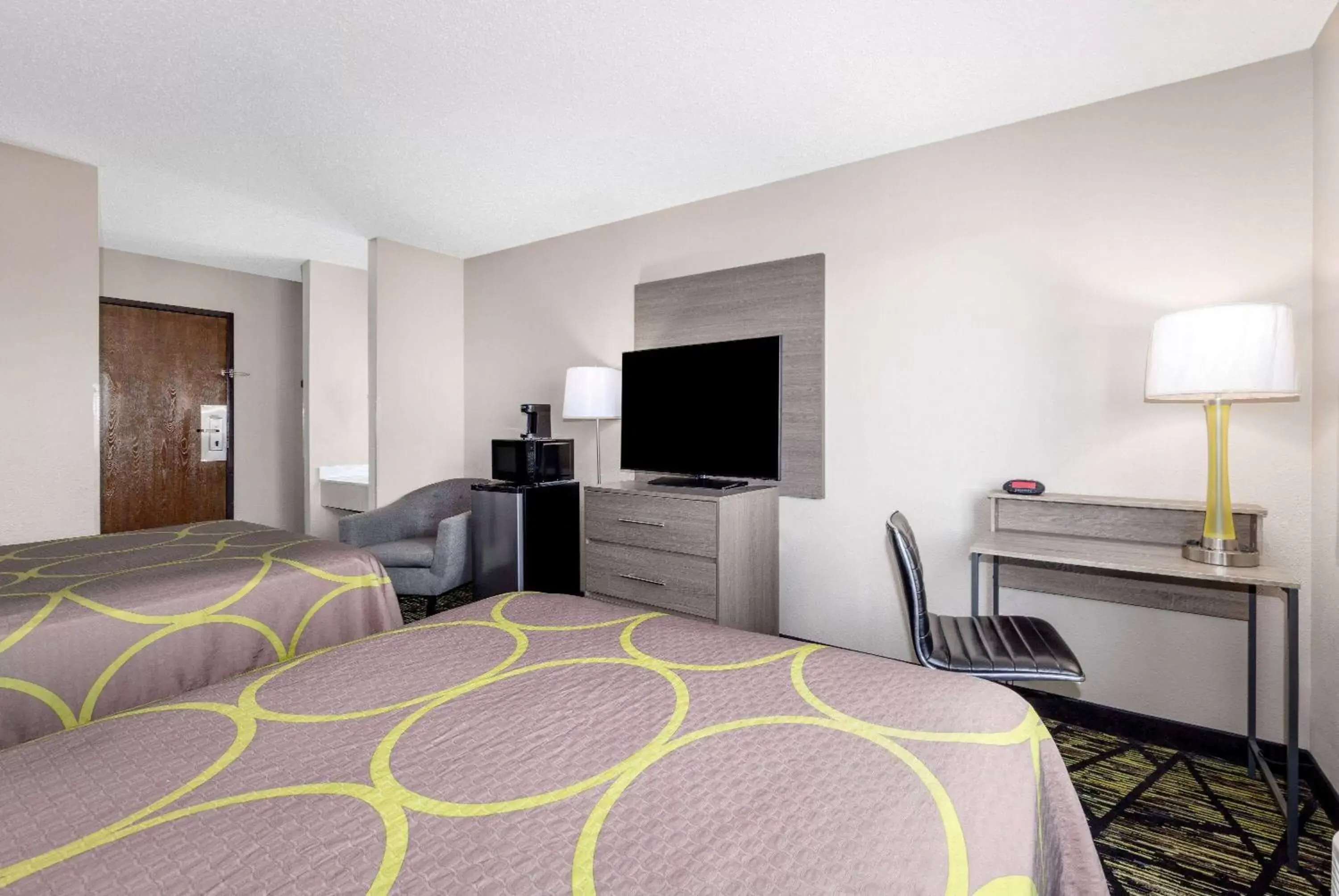 Photo of the whole room, Bed in Super 8 by Wyndham Pratt Photo of the whole room, Bed in Super 8 by Wyndham Pratt