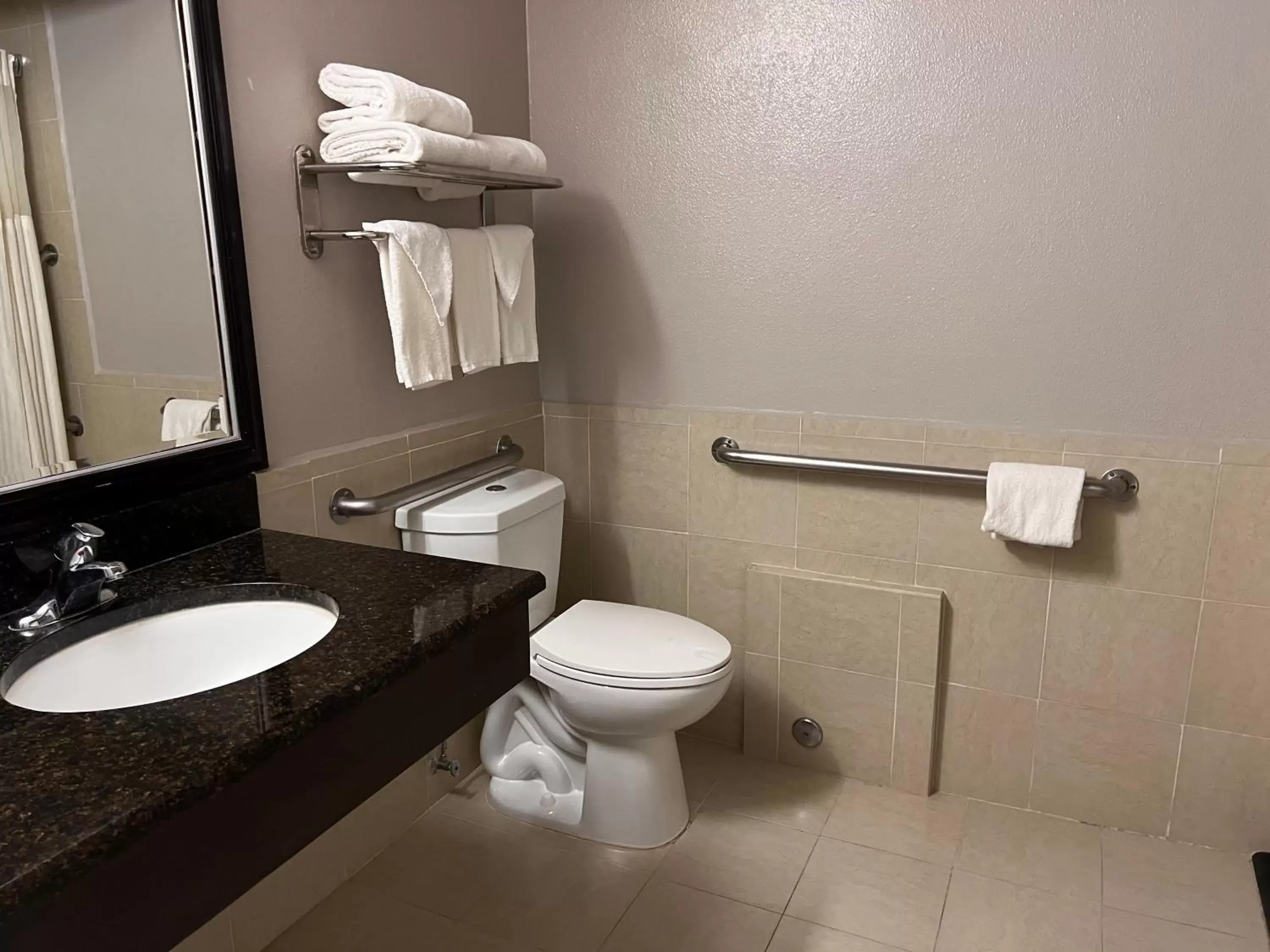 Bathroom in Brisa Pacifica Hotel Encinitas