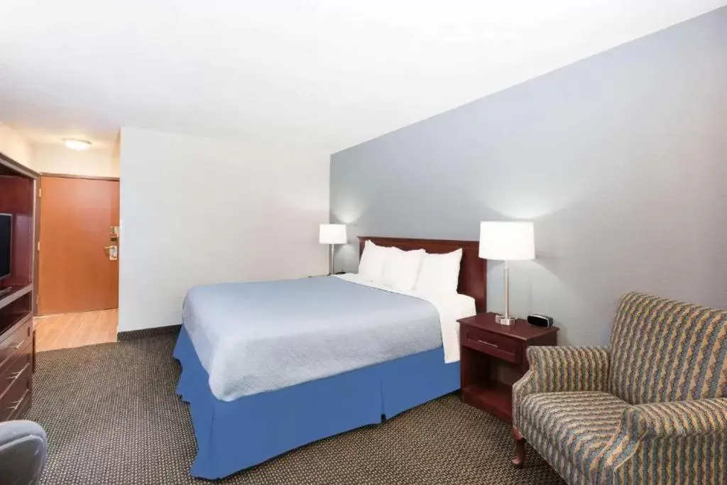 Bed in Days Inn by Wyndham West Des Moines