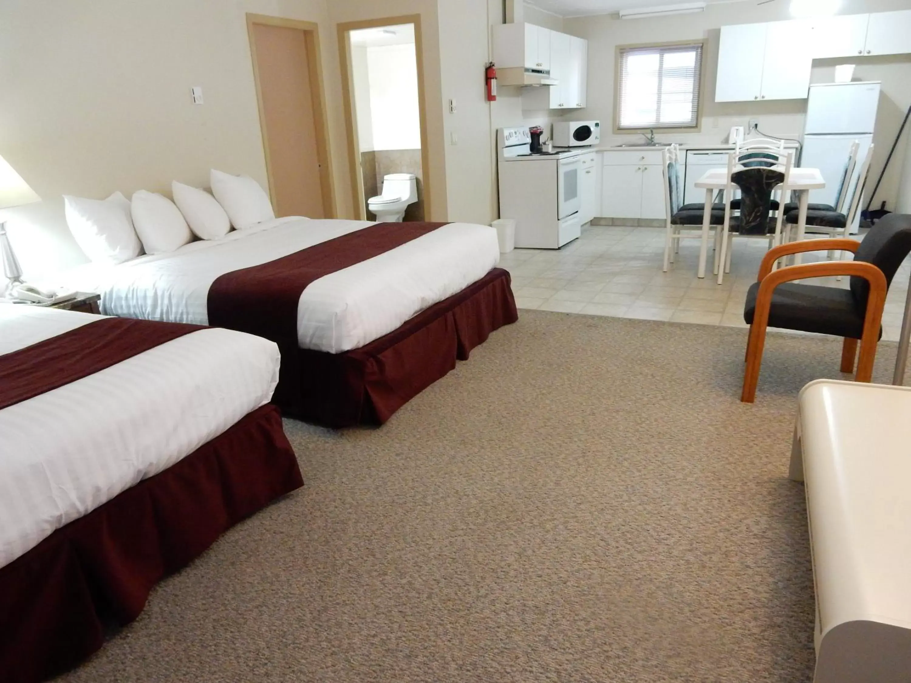 Bedroom, Bed in Canadas Best Value Inn & Suites-Vernon