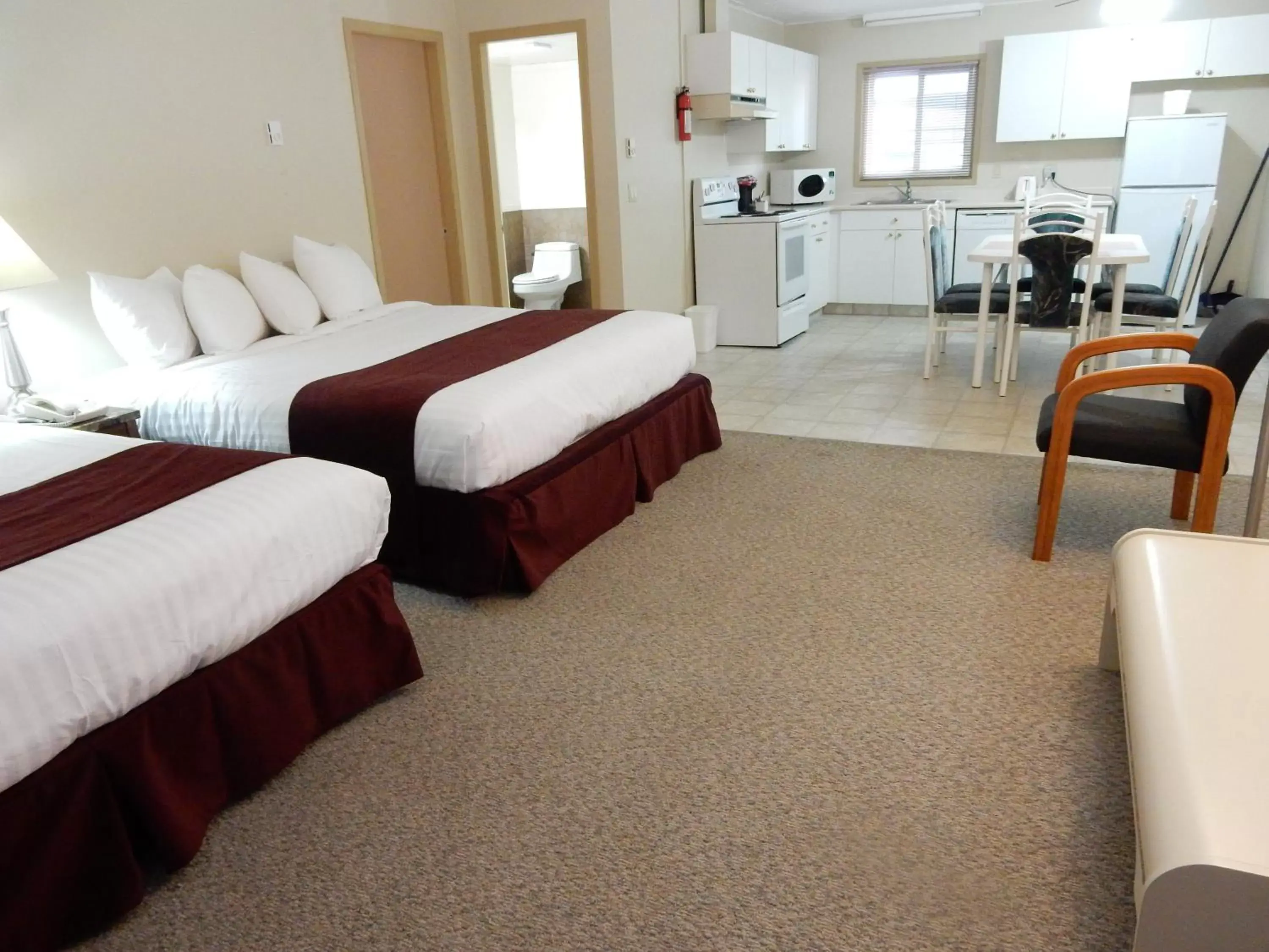 Bedroom, Bed in Canadas Best Value Inn & Suites-Vernon Bedroom, Bed in Canadas Best Value Inn & Suites-Vernon