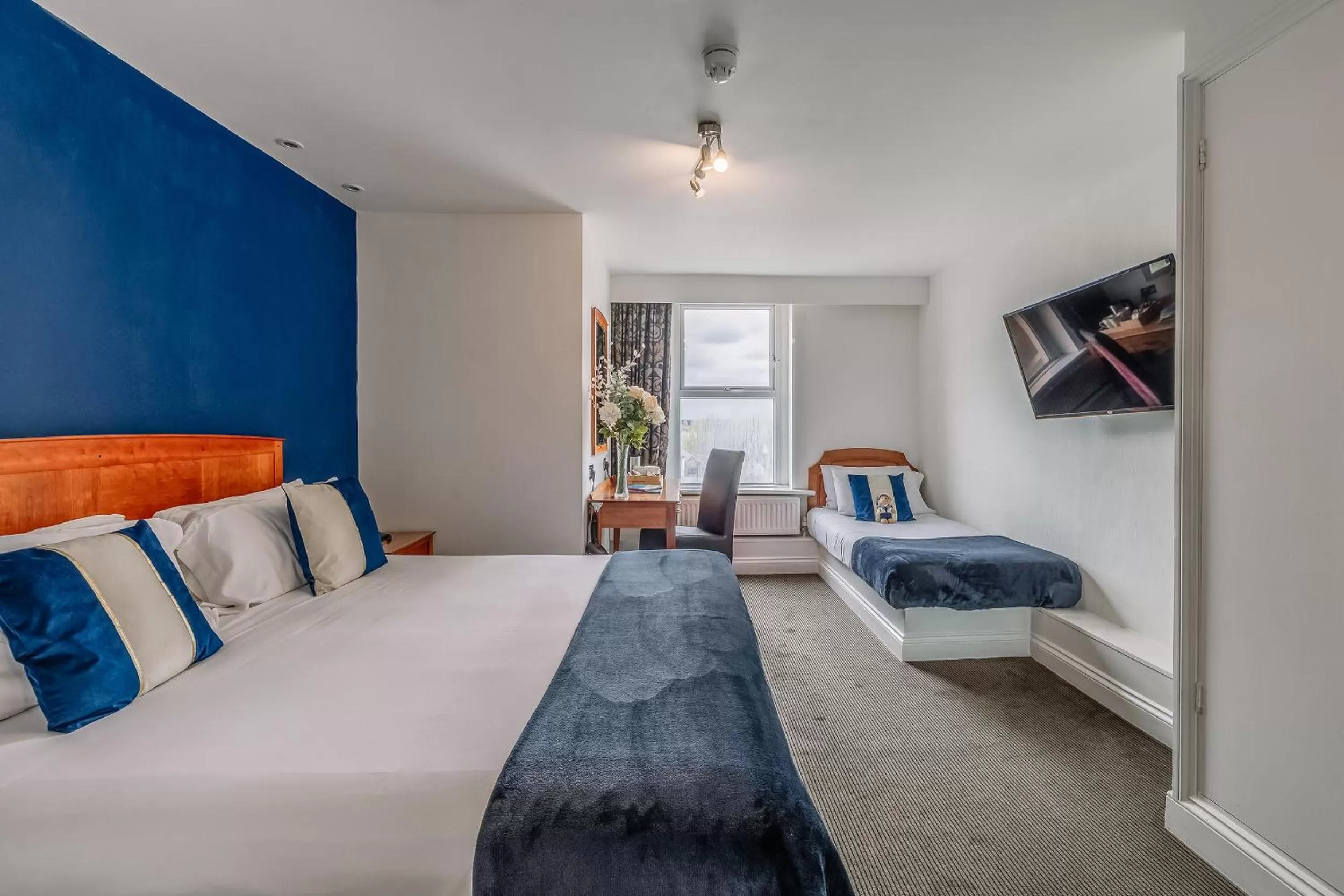 View (from property/room), Bed in Muthu Westcliff Hotel (Near London Southend Airport)