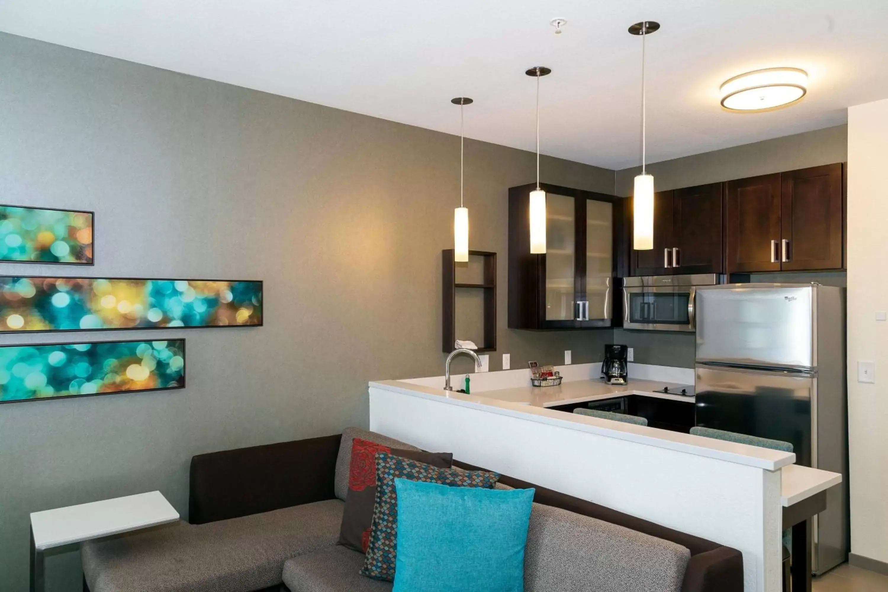 Living room, Kitchen/Kitchenette in Residence Inn by Marriott Cleveland Avon at The Emerald Event Center