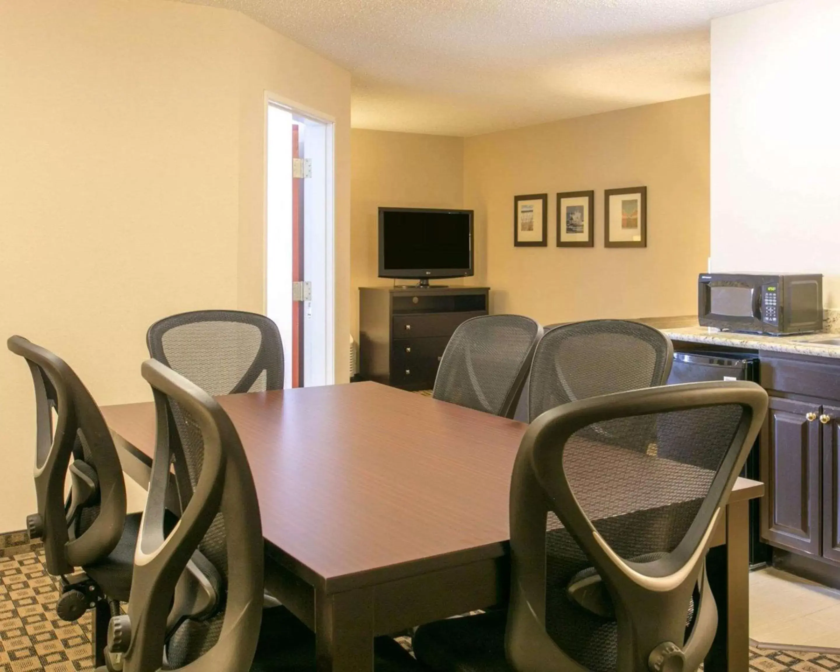 Photo of the whole room, Dining Area in Comfort Suites Benton Harbor - St. Joseph
