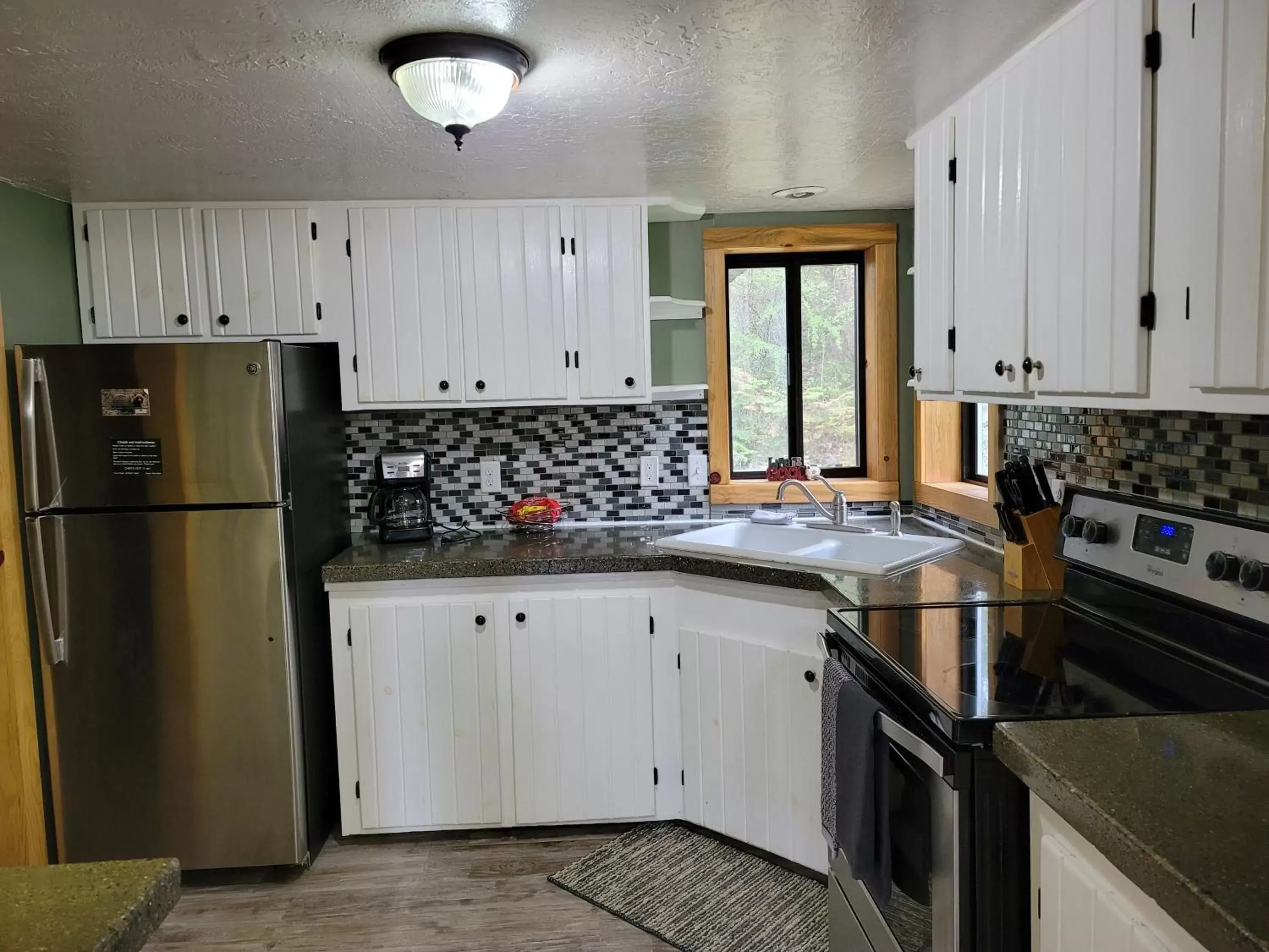 Kitchen/Kitchenette in Riverfront Motel & Cabins