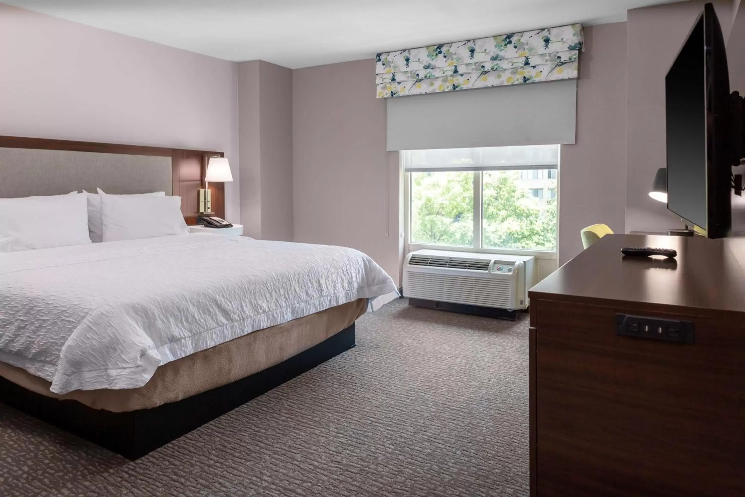 Bed in Hampton Inn & Suites Arlington Crystal City DCA