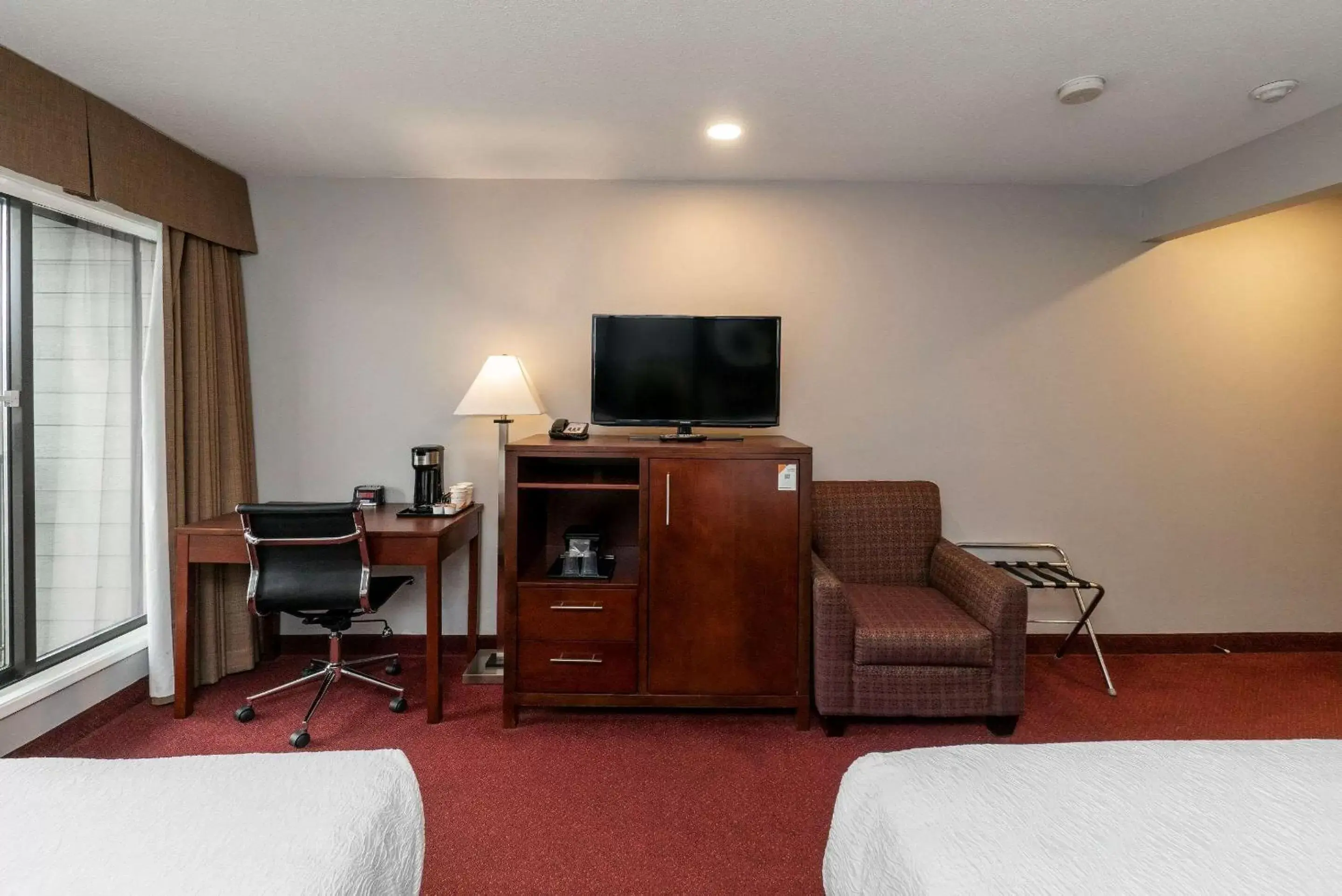 Bedroom, TV/Entertainment Center in Quality Inn & Suites