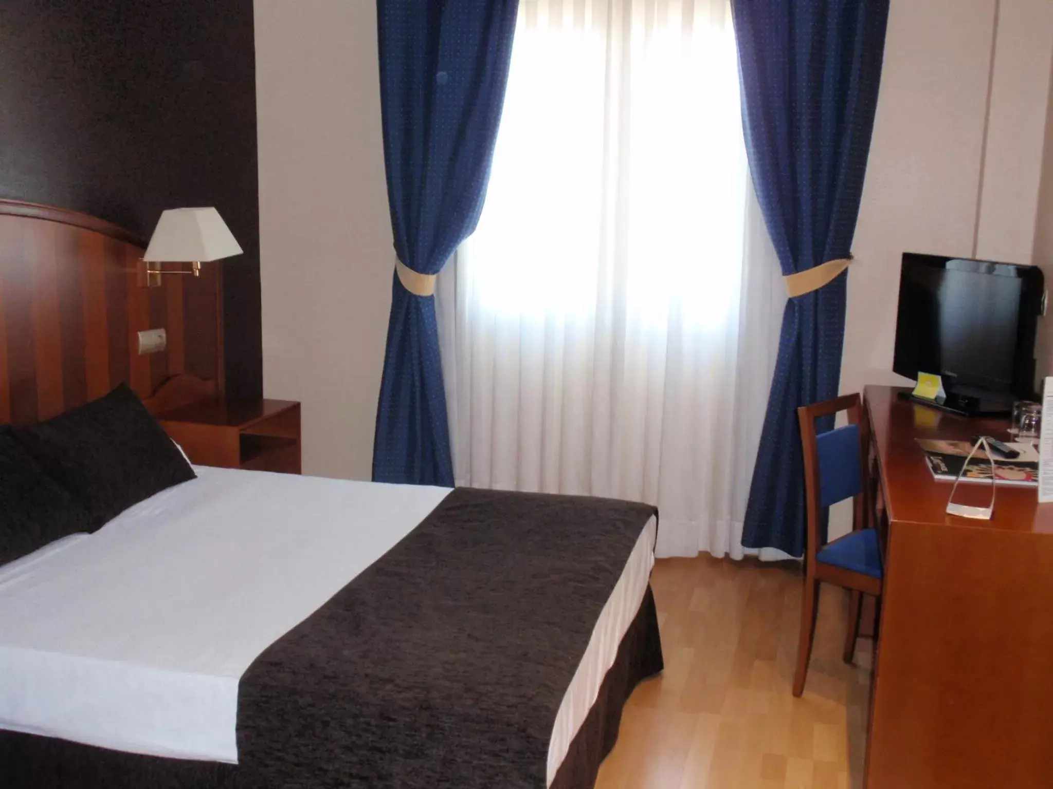 Bedroom, Bed in Ponferrada Plaza