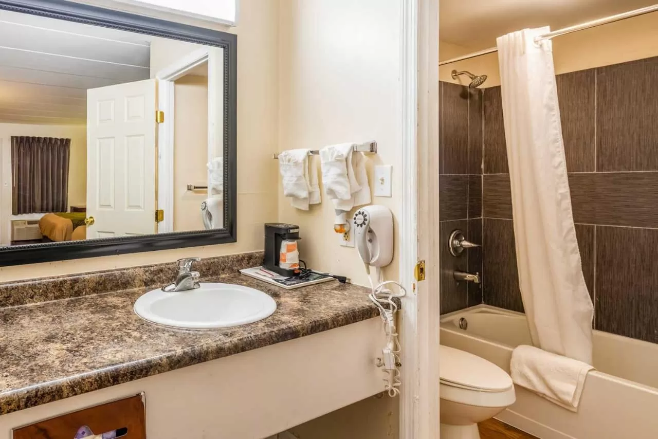 Bathroom in Econo Lodge Franklin