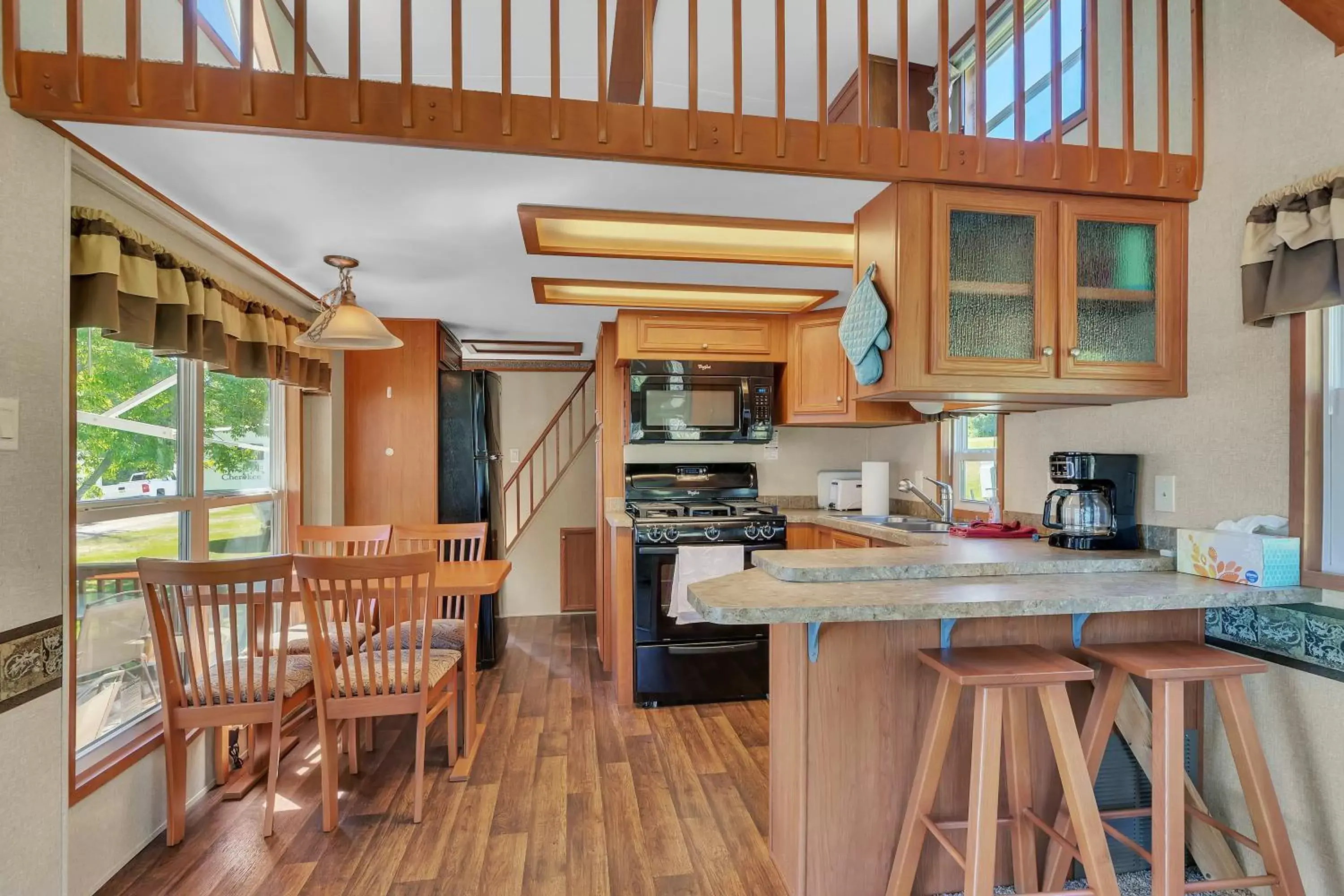 Dining area, Kitchen/Kitchenette in Blue Moon Resort & Motel