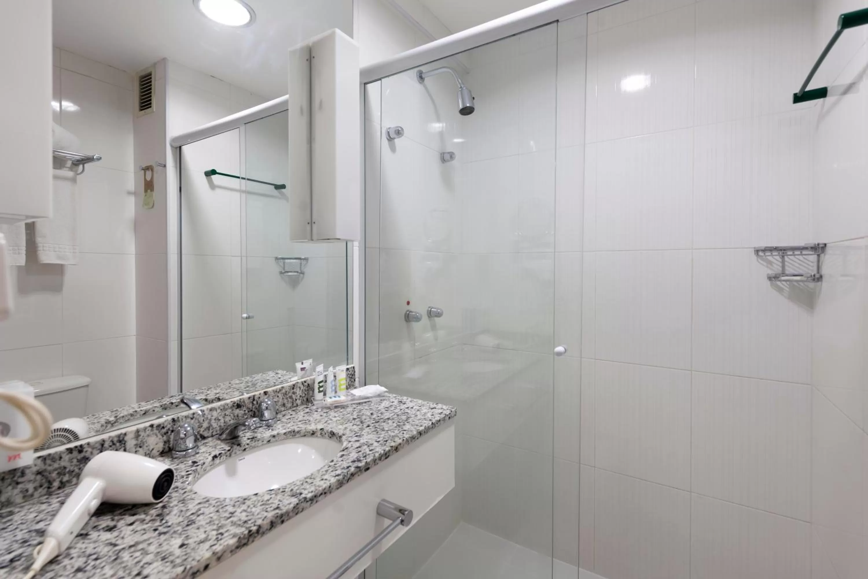 Shower in Mercure Rio de Janeiro Nova Iguaçu