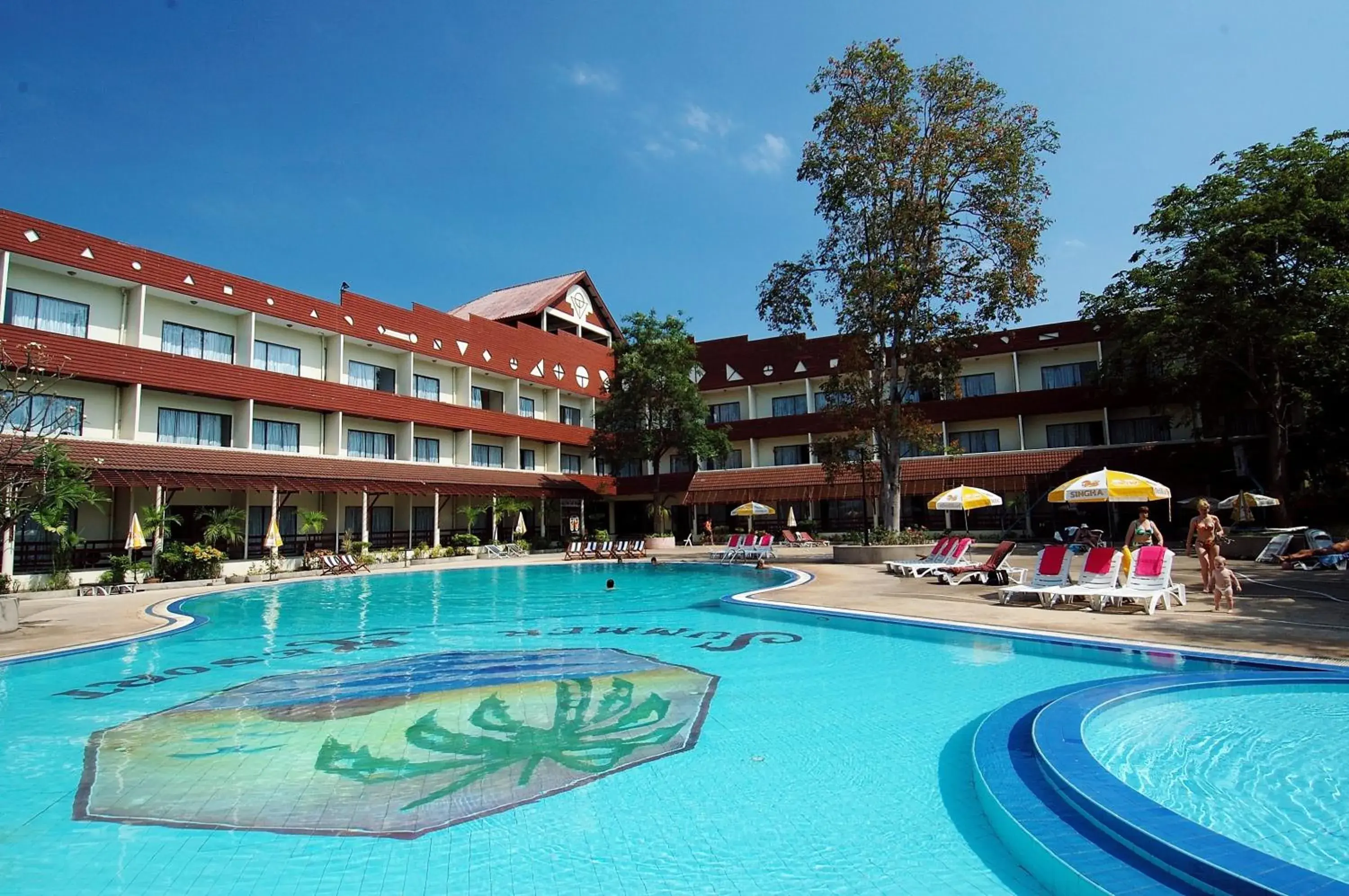 Facade/entrance, Swimming Pool in Pattaya Garden Resort