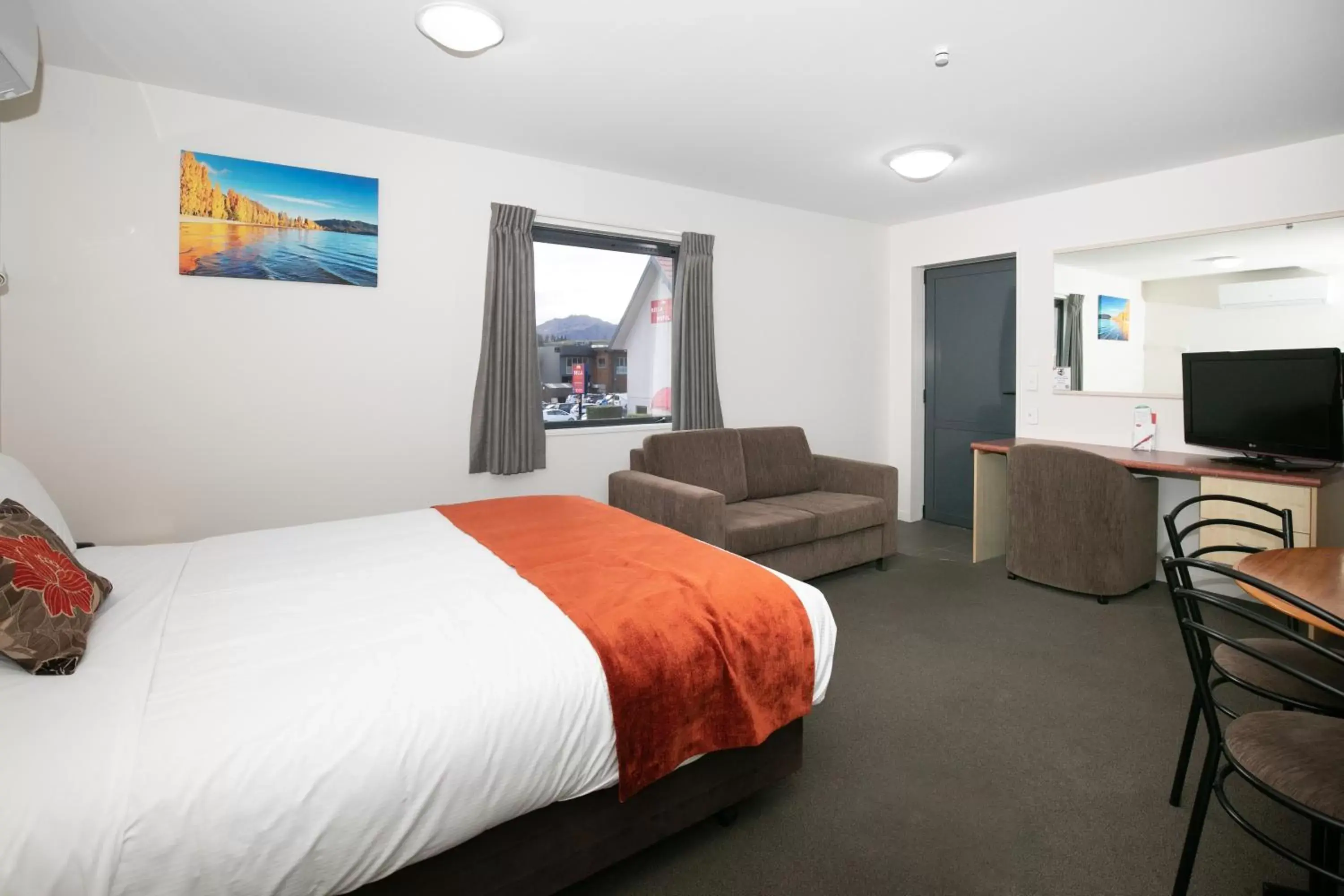 Bedroom, TV/Entertainment Center in Bella Vista Motel Lake Wanaka