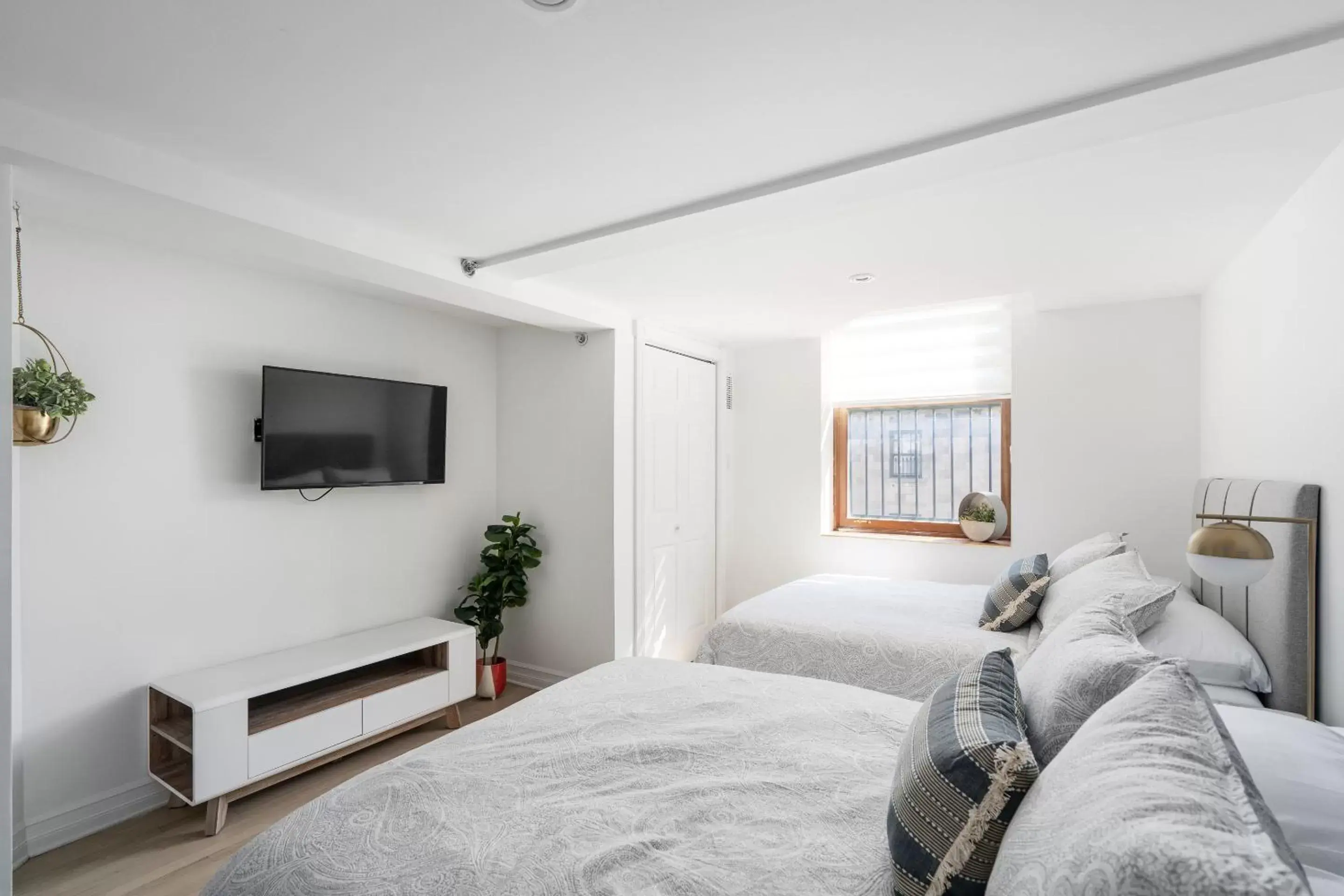 Bedroom, TV/Entertainment Center in Le Nomade MTL